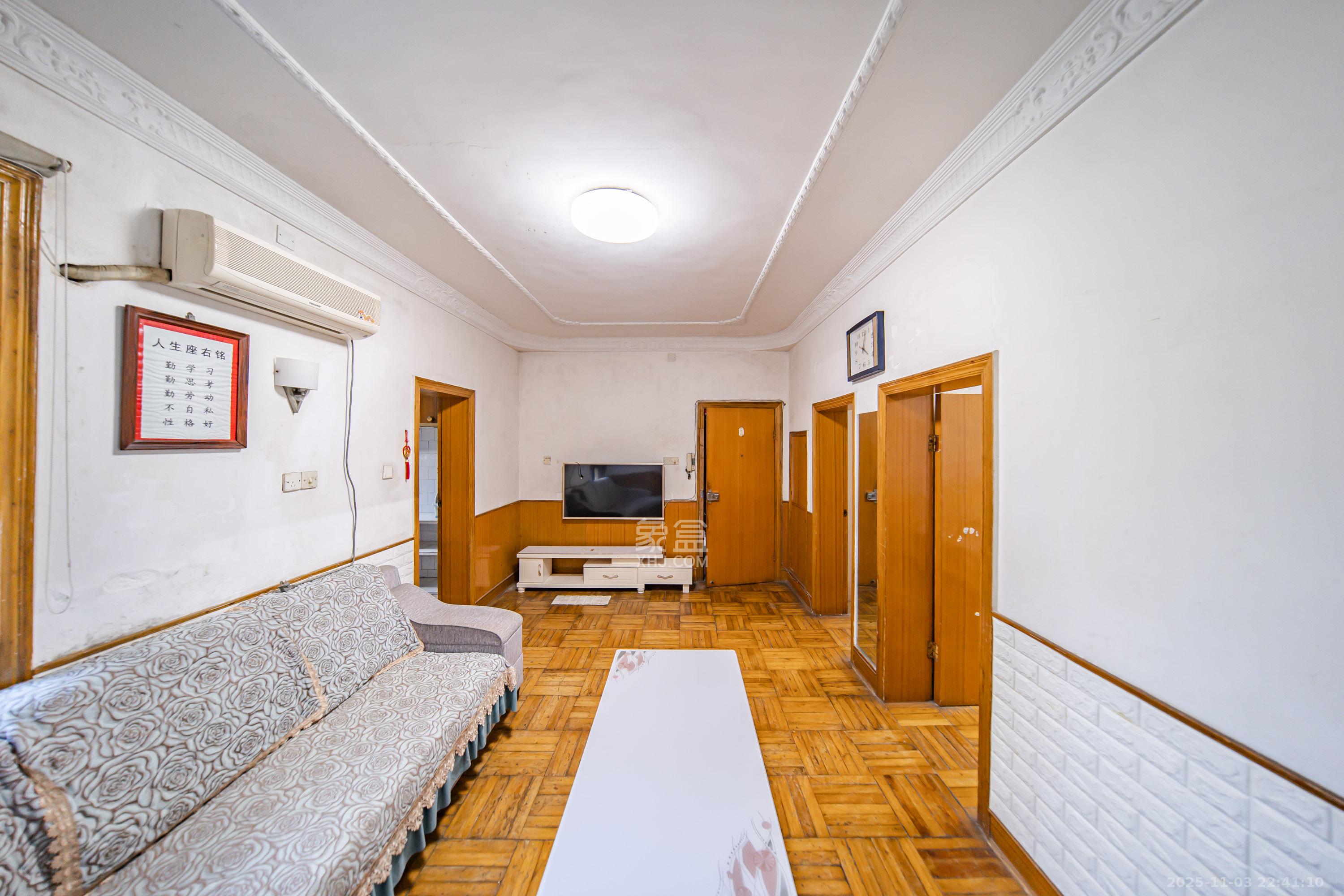 丝茅冲邮电二巷  1室1厅1卫    60.0万客厅