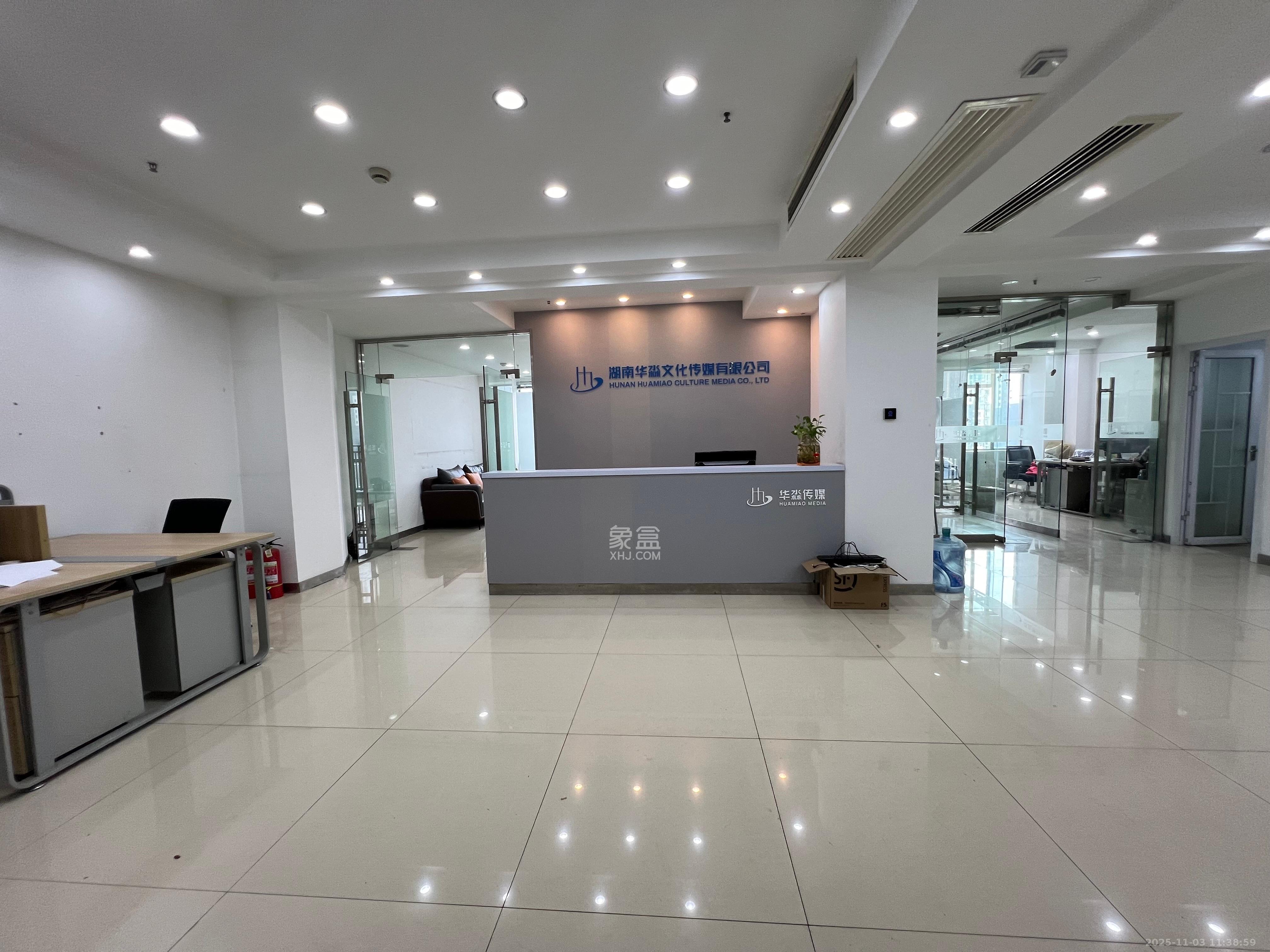 长房中庭国际（东郡华蓉广场）  3室2厅1卫    6200.0元/月室内图