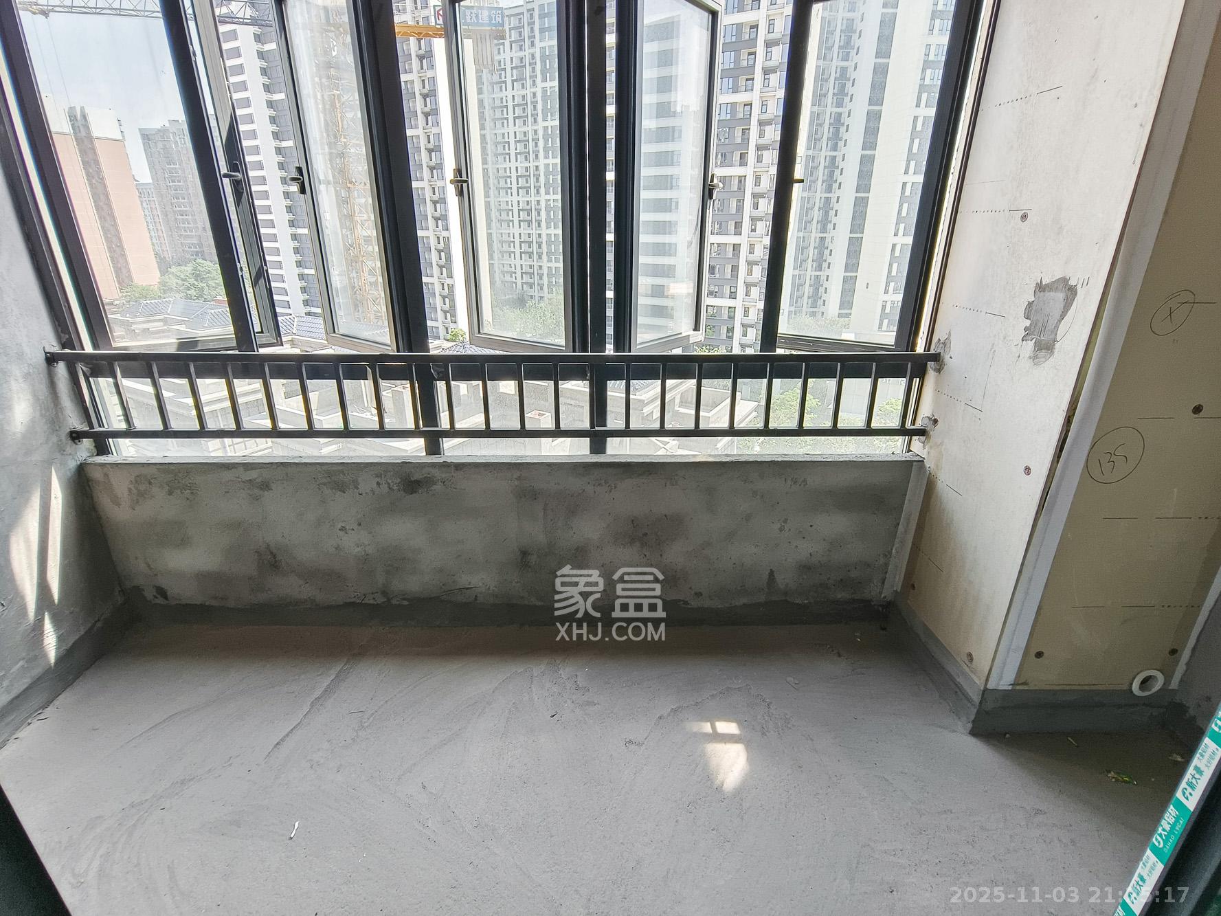 新长海玖龙台  4室2厅2卫    85.0万阳台