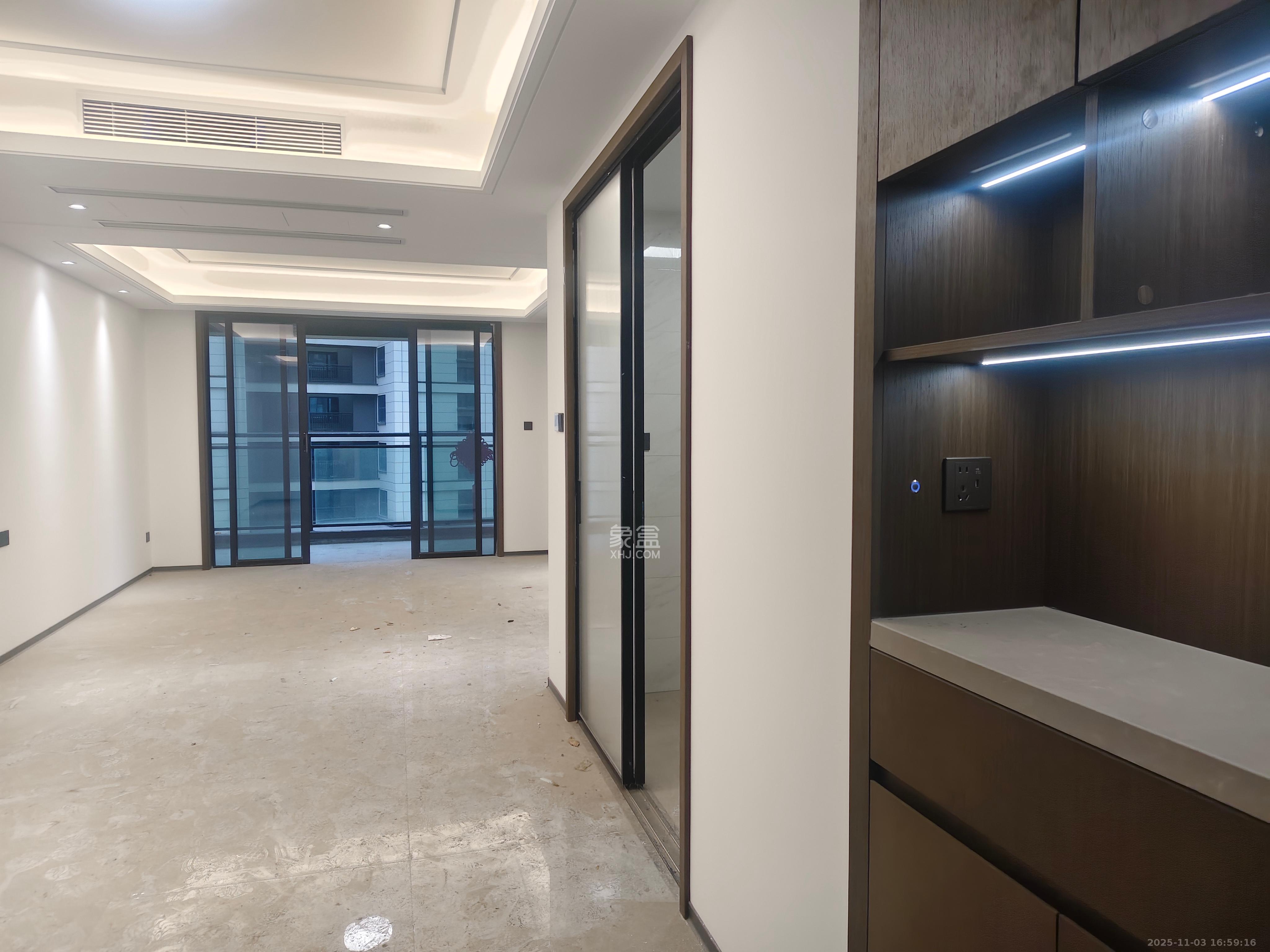 荣盛锦绣学府  4室2厅2卫    2000.0元/月室内图