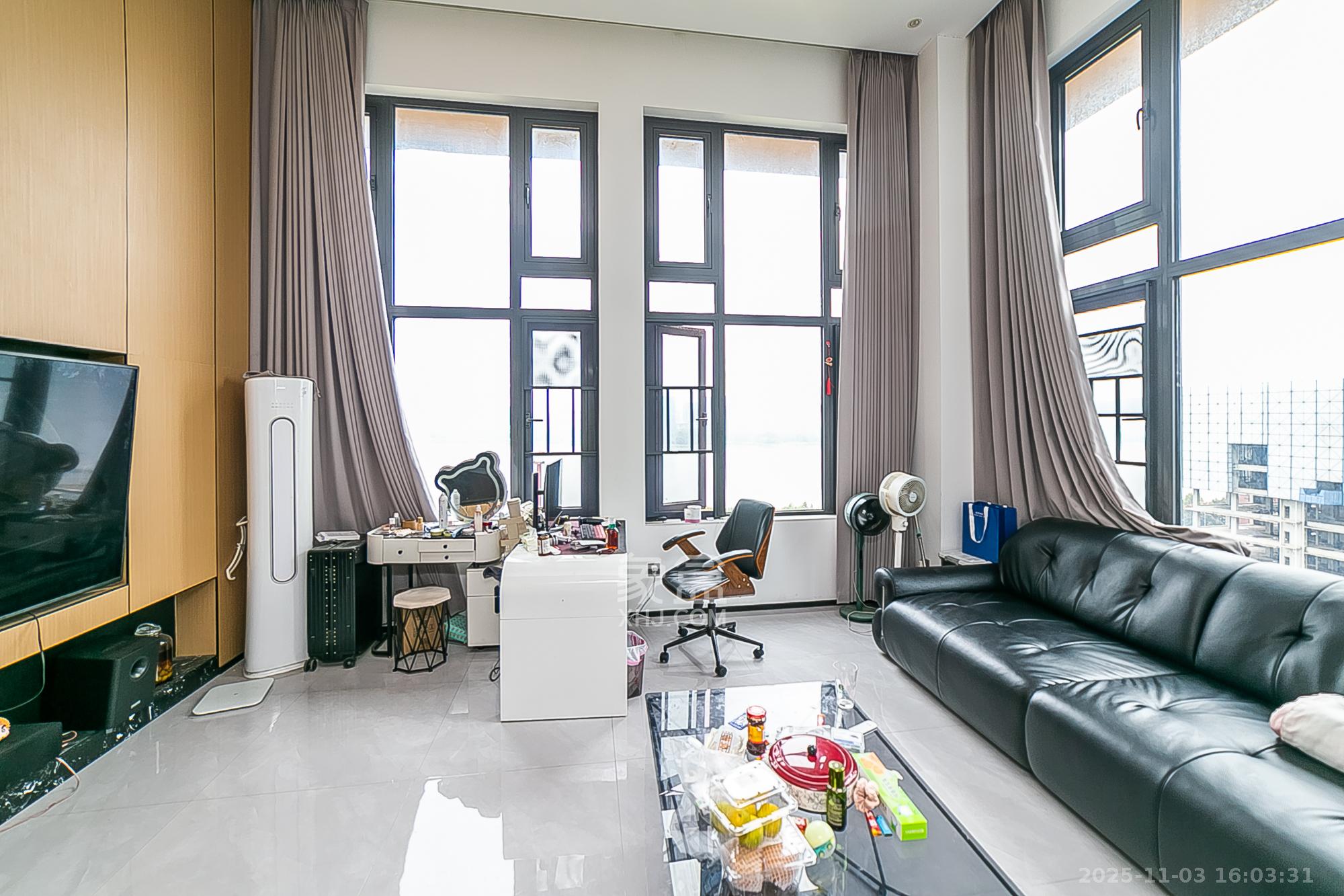 万科紫台  2室1厅1卫    54.8万客厅