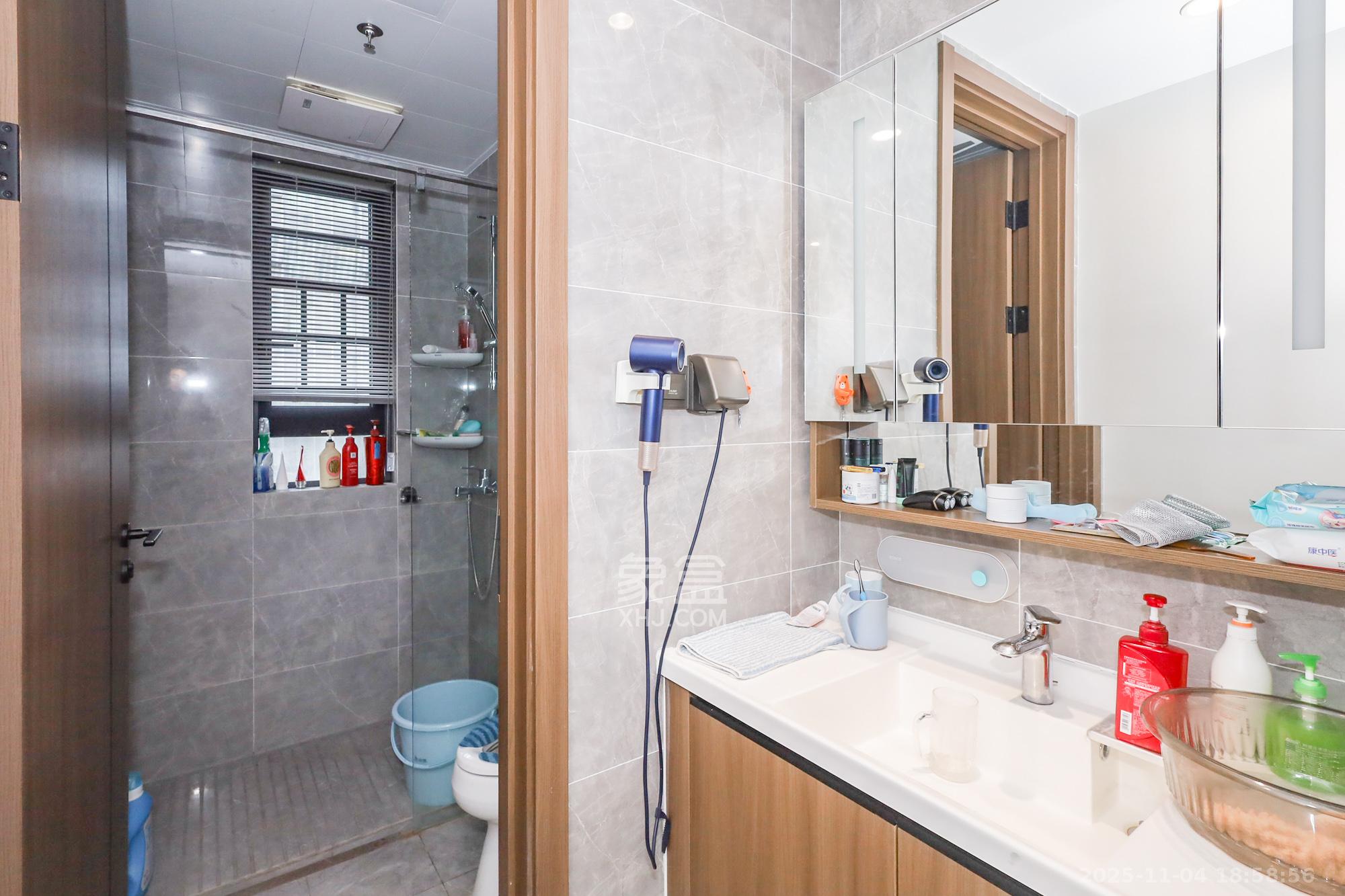 卓越中寰 4室2厅2卫 248.0万 卓越中寰 4室2厅2卫 248.0万卫生间