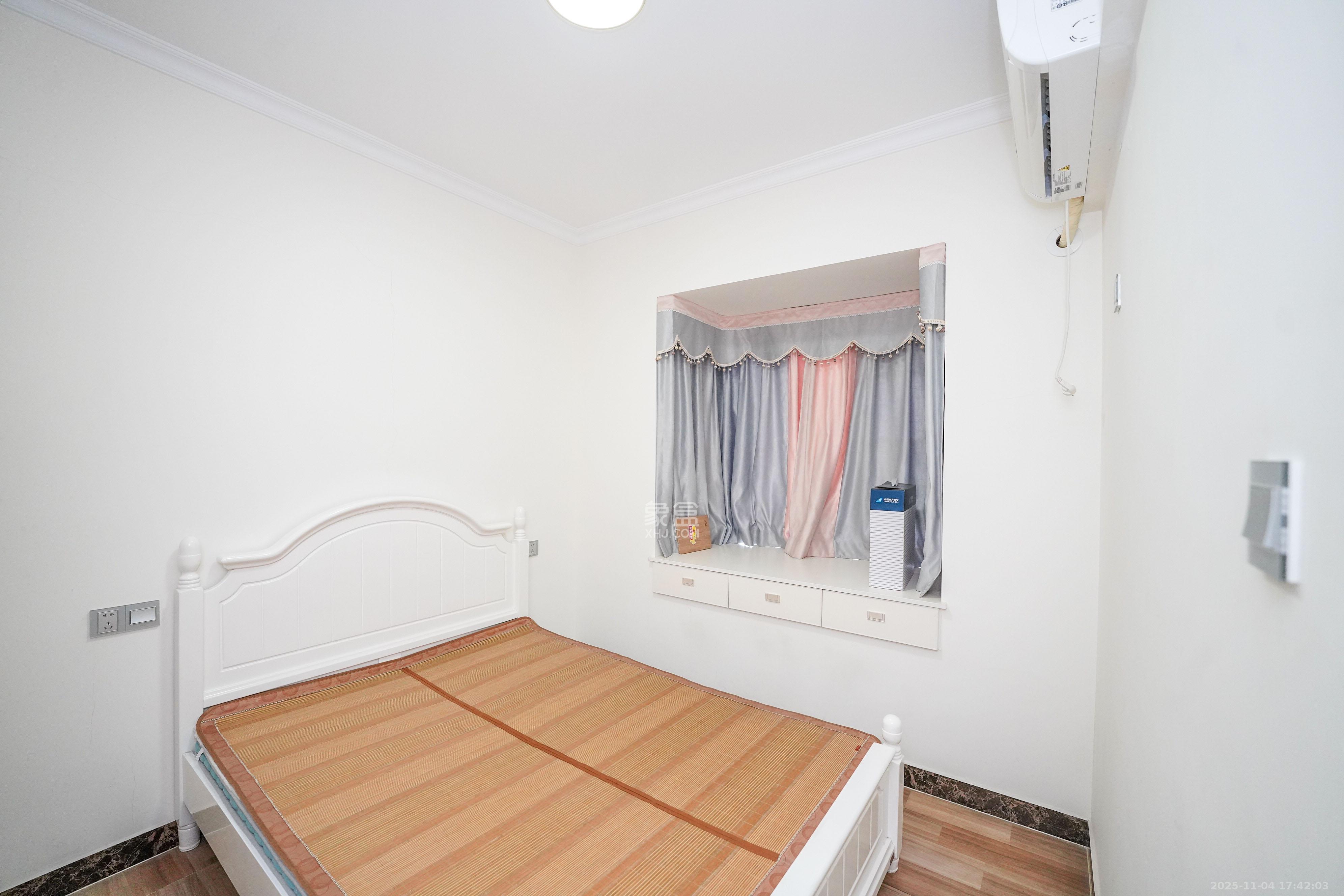 中南国际眼镜城（中伟商业中心）  3室2厅2卫    75.0万卧室