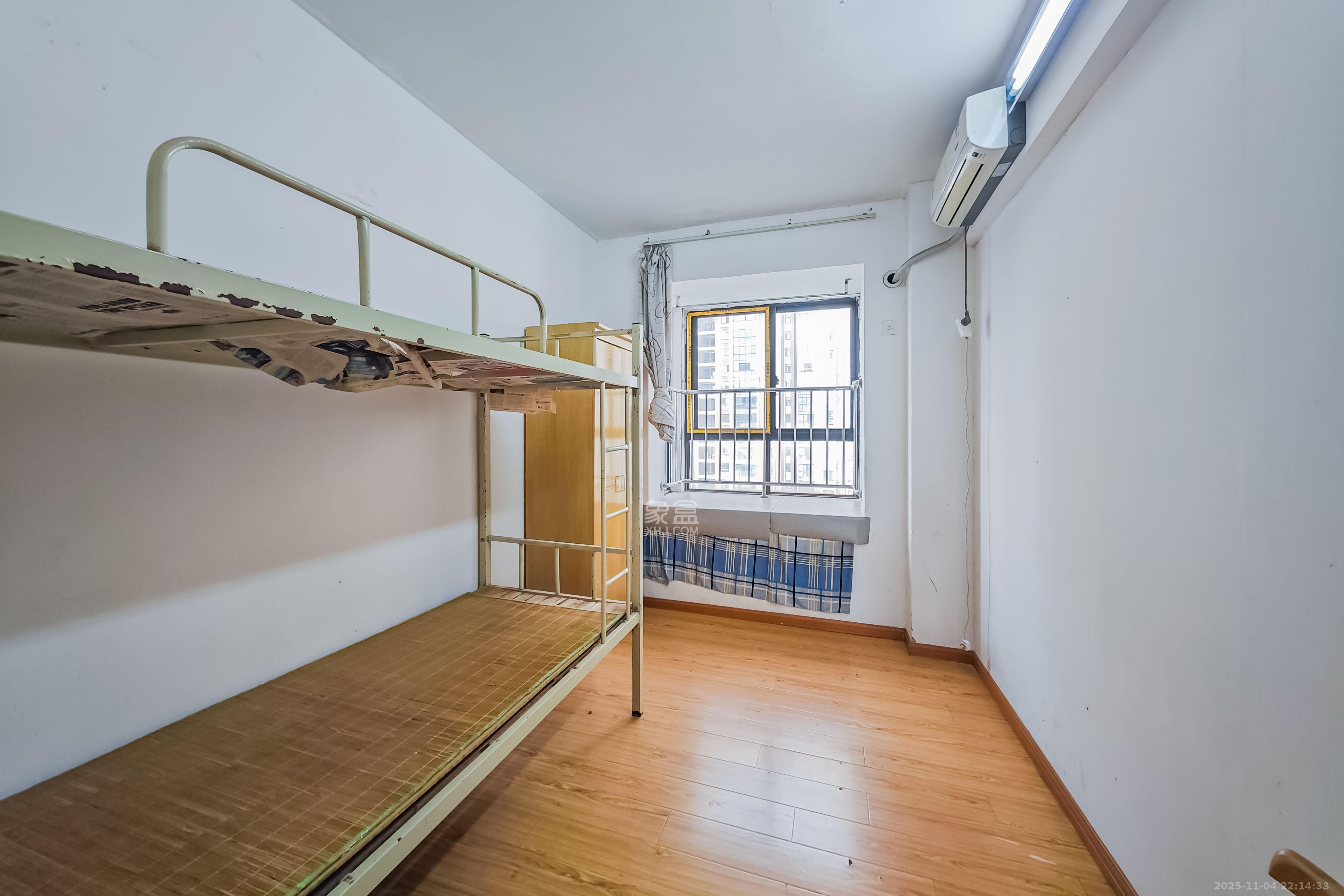 海拔东方  4室2厅2卫    98.0万卧室