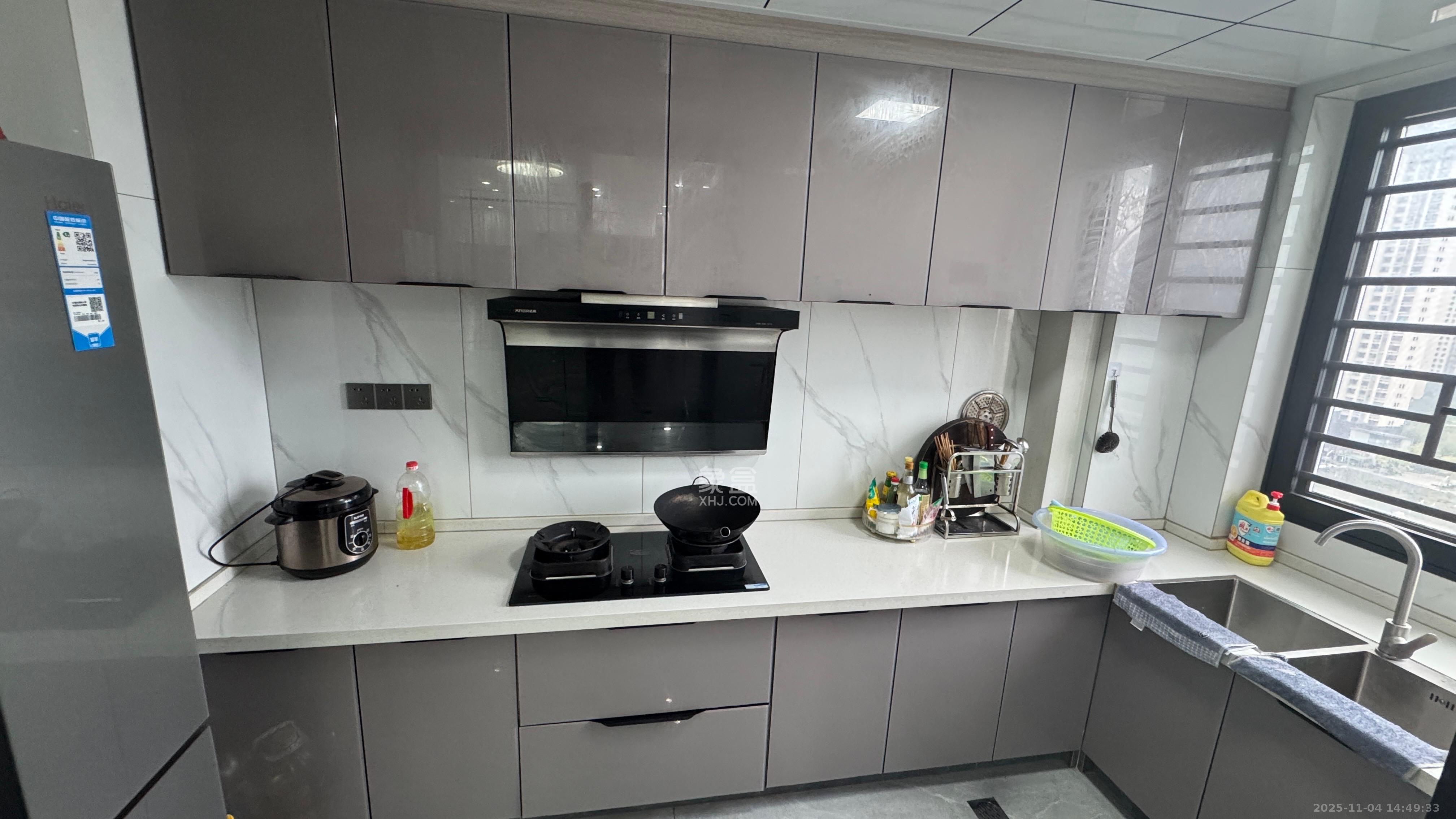 百合御都  3室2厅2卫    65.8万客厅