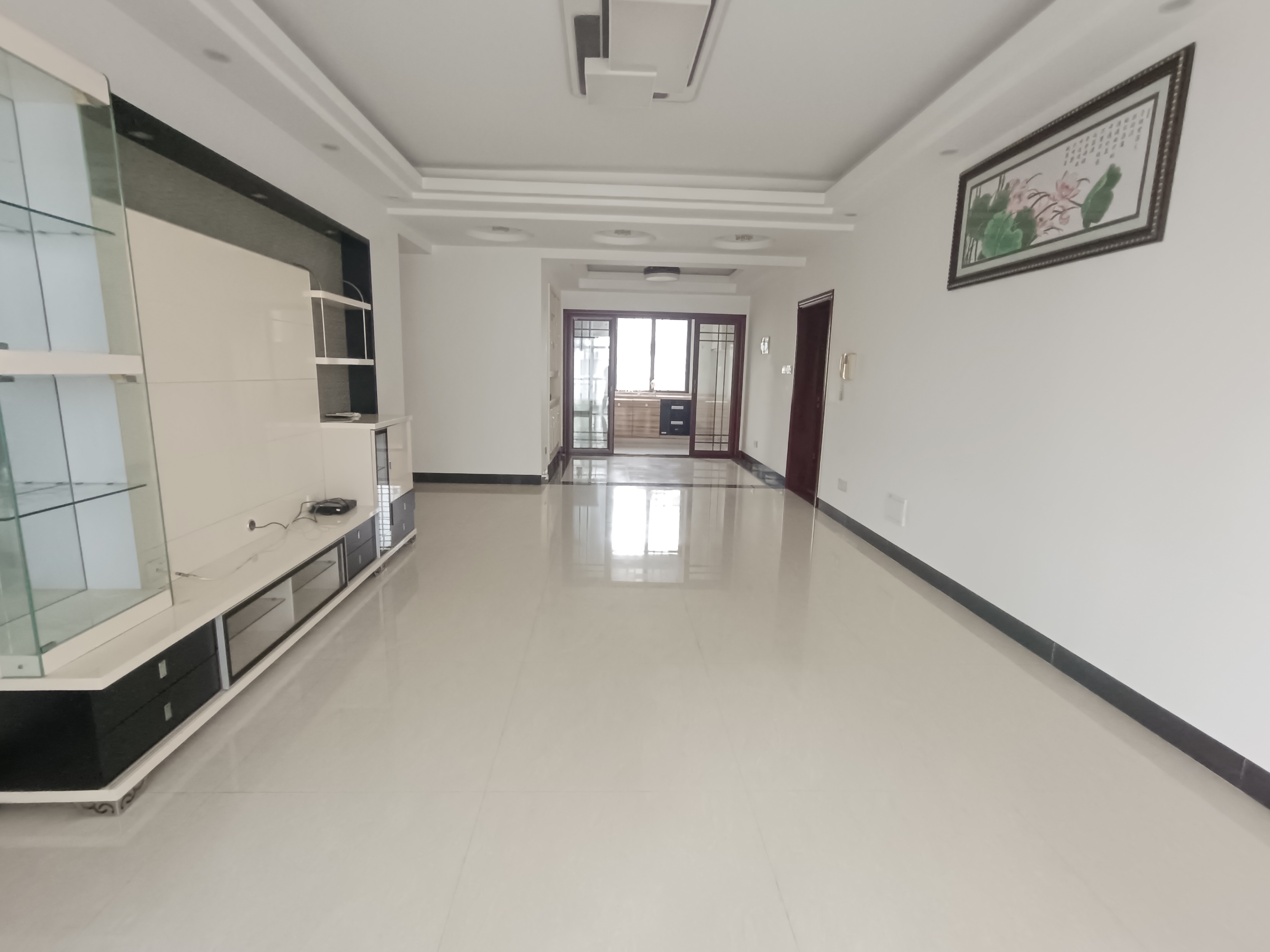 中景花园  3室2厅2卫    150.0万客厅