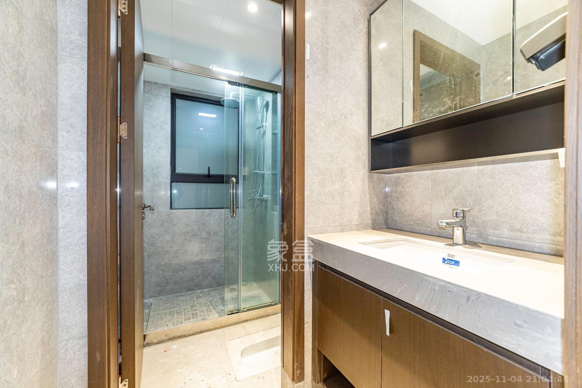 荣盛锦绣学府  3室2厅2卫    110.0万卫生间