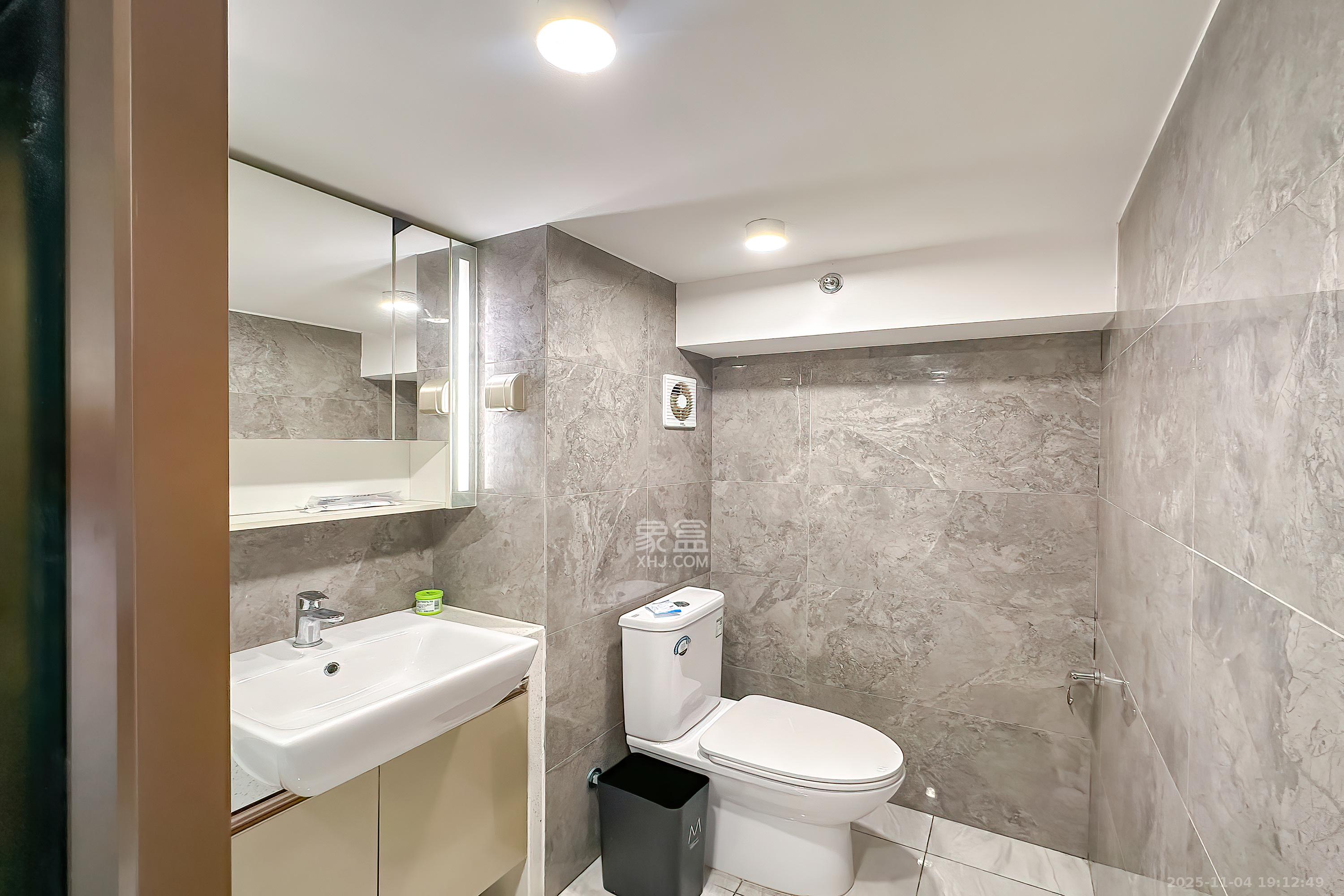 华远华时代  3室2厅2卫    98.0万卫生间