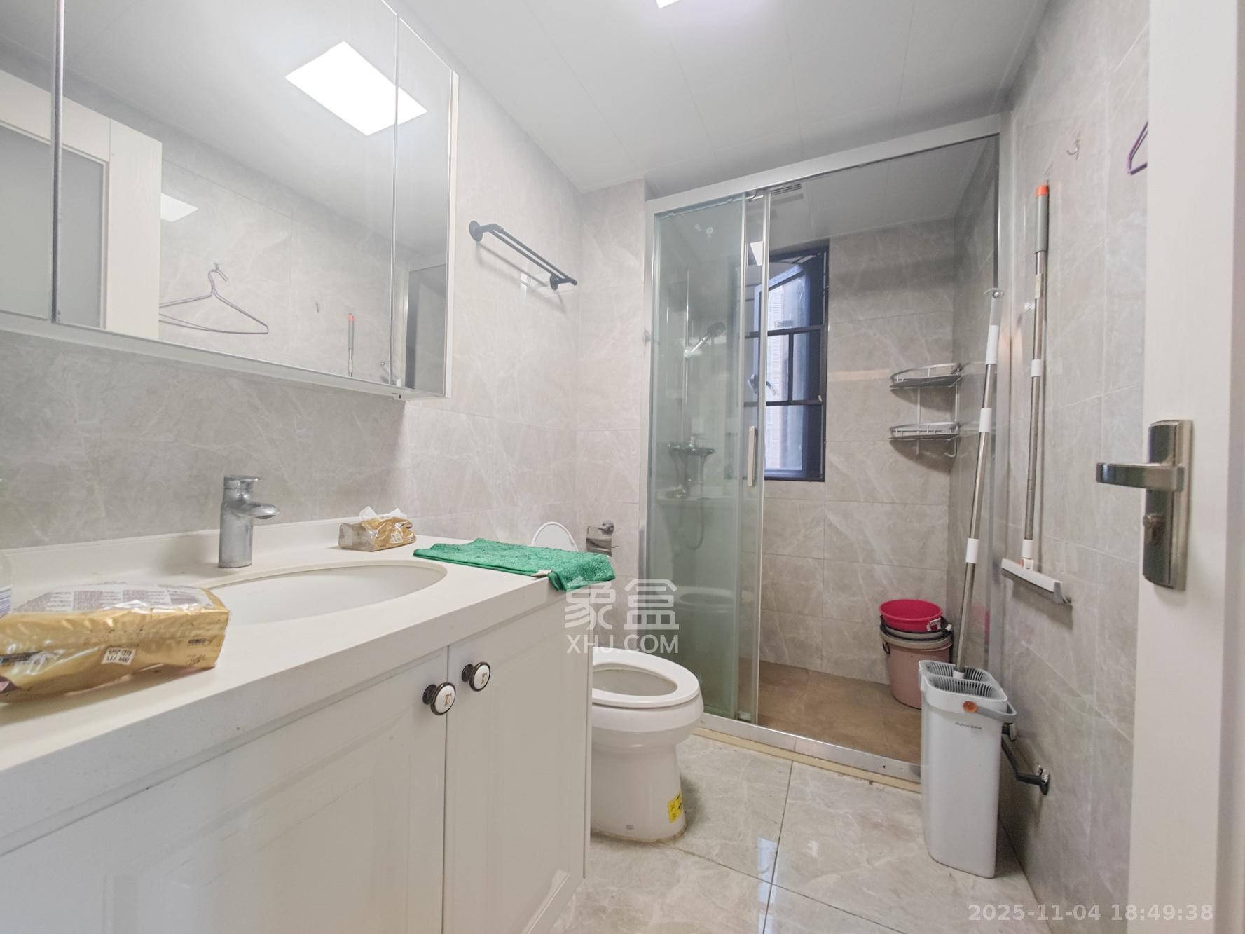 中海珑悦府 4室2厅2卫 120.0万 中海珑悦府 4室2厅2卫 120.0万卫生间