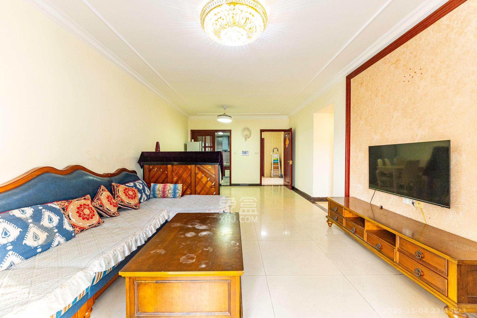 恒大翡翠华庭  3室2厅2卫    92.8万客厅