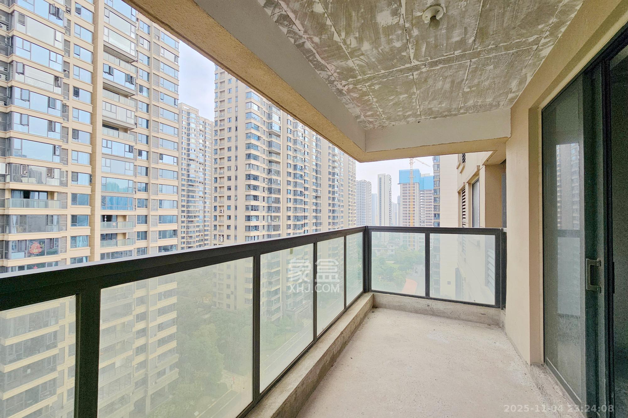 长房东旭国际 4室2厅2卫 145.0万 长房东旭国际 4室2厅2卫 145.0万阳台