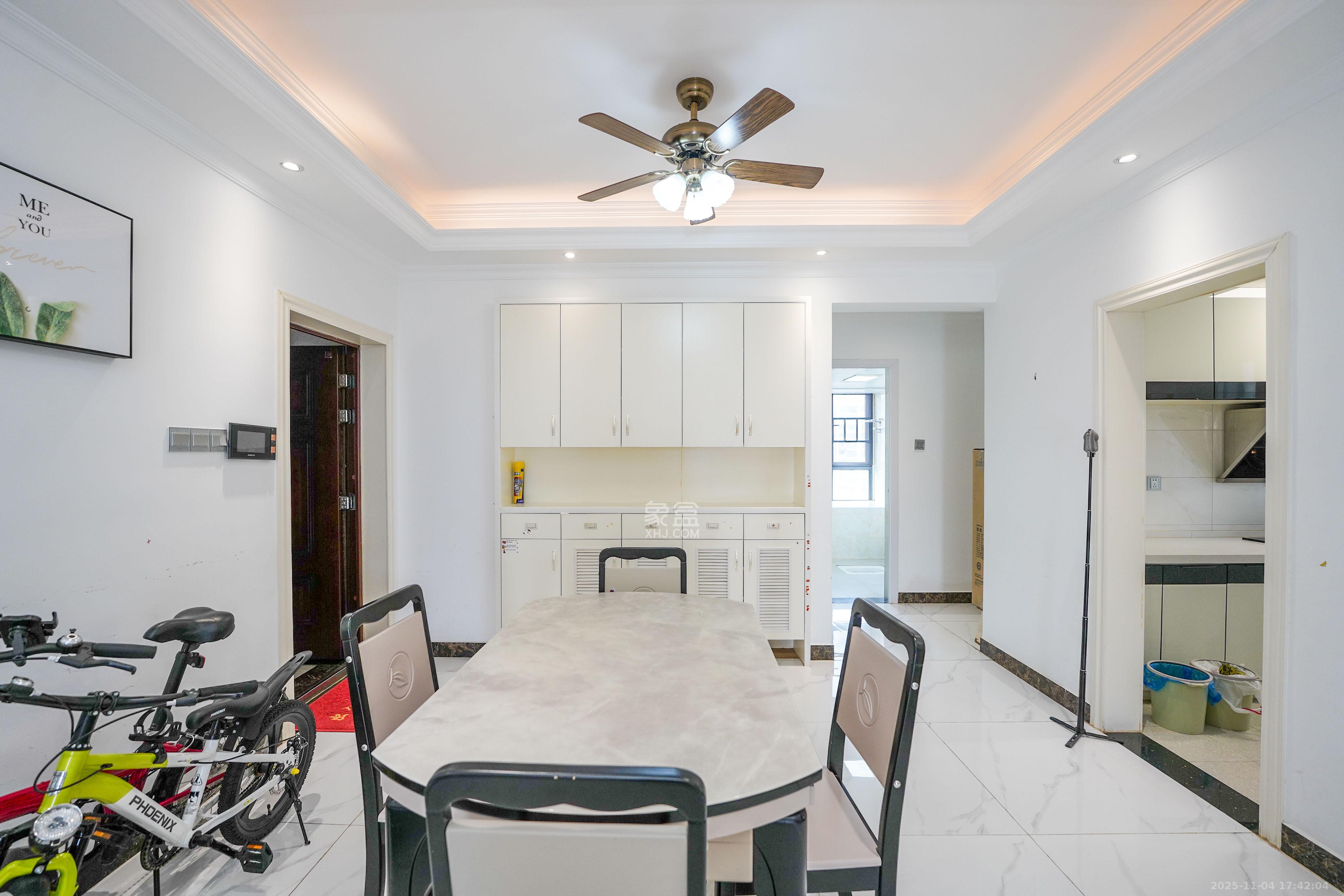 中南国际眼镜城（中伟商业中心）  3室2厅2卫    75.0万客厅