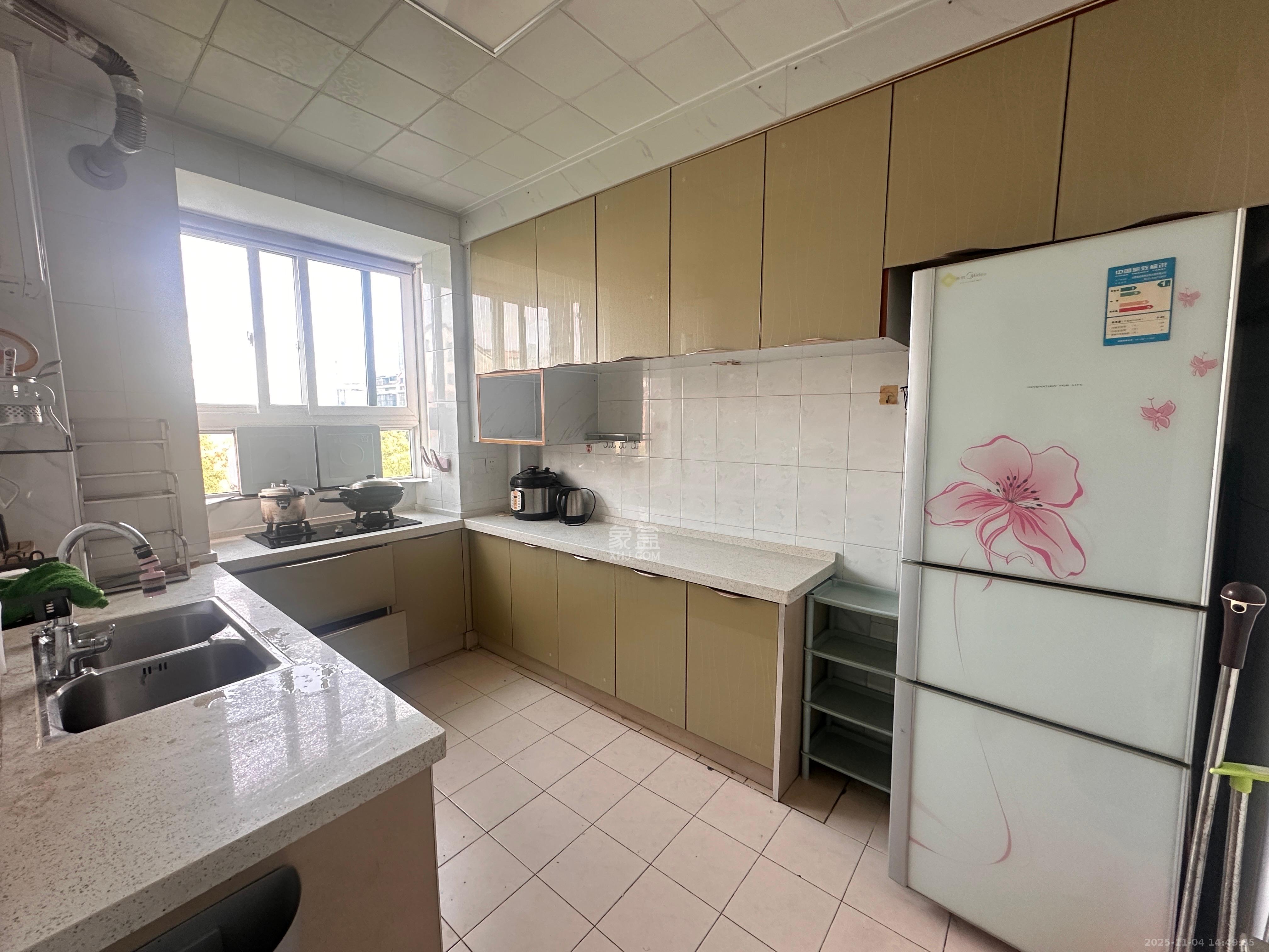 荷花园小区（安置房小区）  3室2厅1卫    2200.0元/月室内图