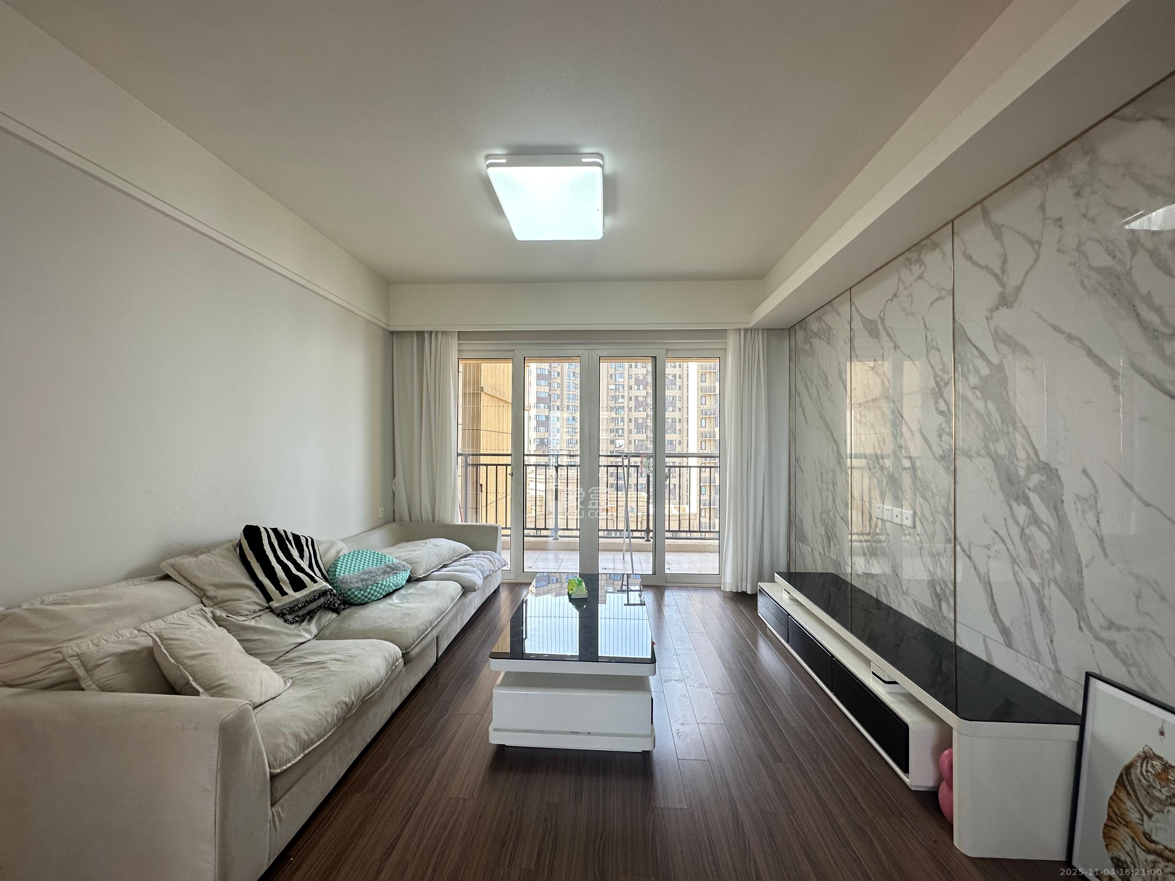 保利香槟国际  4室2厅2卫    2500.0元/月室内图1