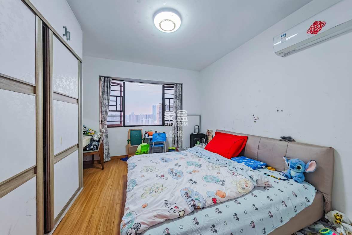 旭辉国际广场(永升商业广场) 4室2厅2卫 165.0万 旭辉国际广场(永升商业广场) 4室2厅2卫 165.0万卧室