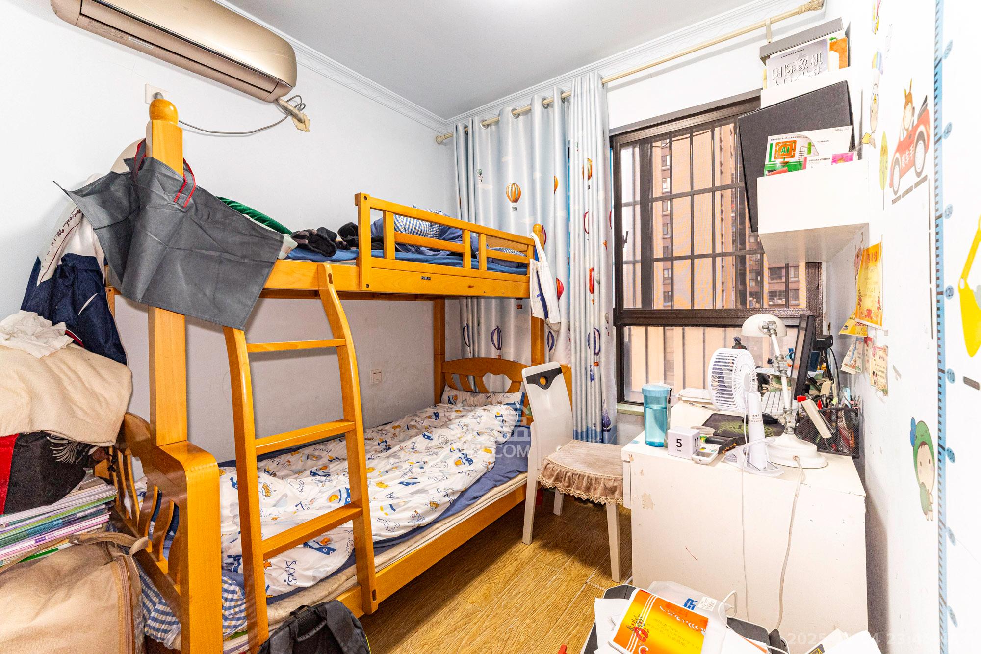 华润凤凰城三期  2室2厅1卫    63.8万卧室