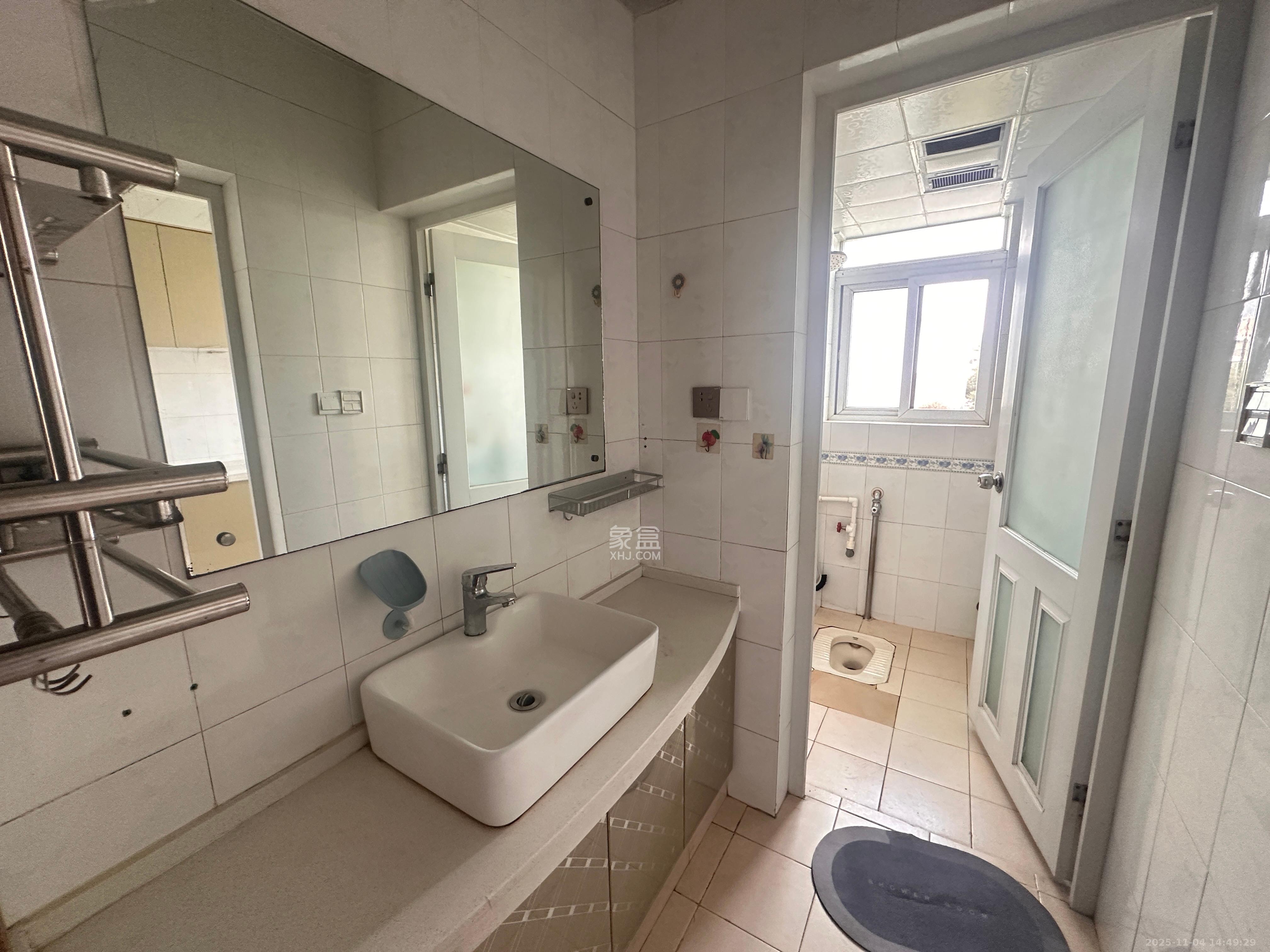 荷花园小区（安置房小区）  3室2厅1卫    2200.0元/月室内图