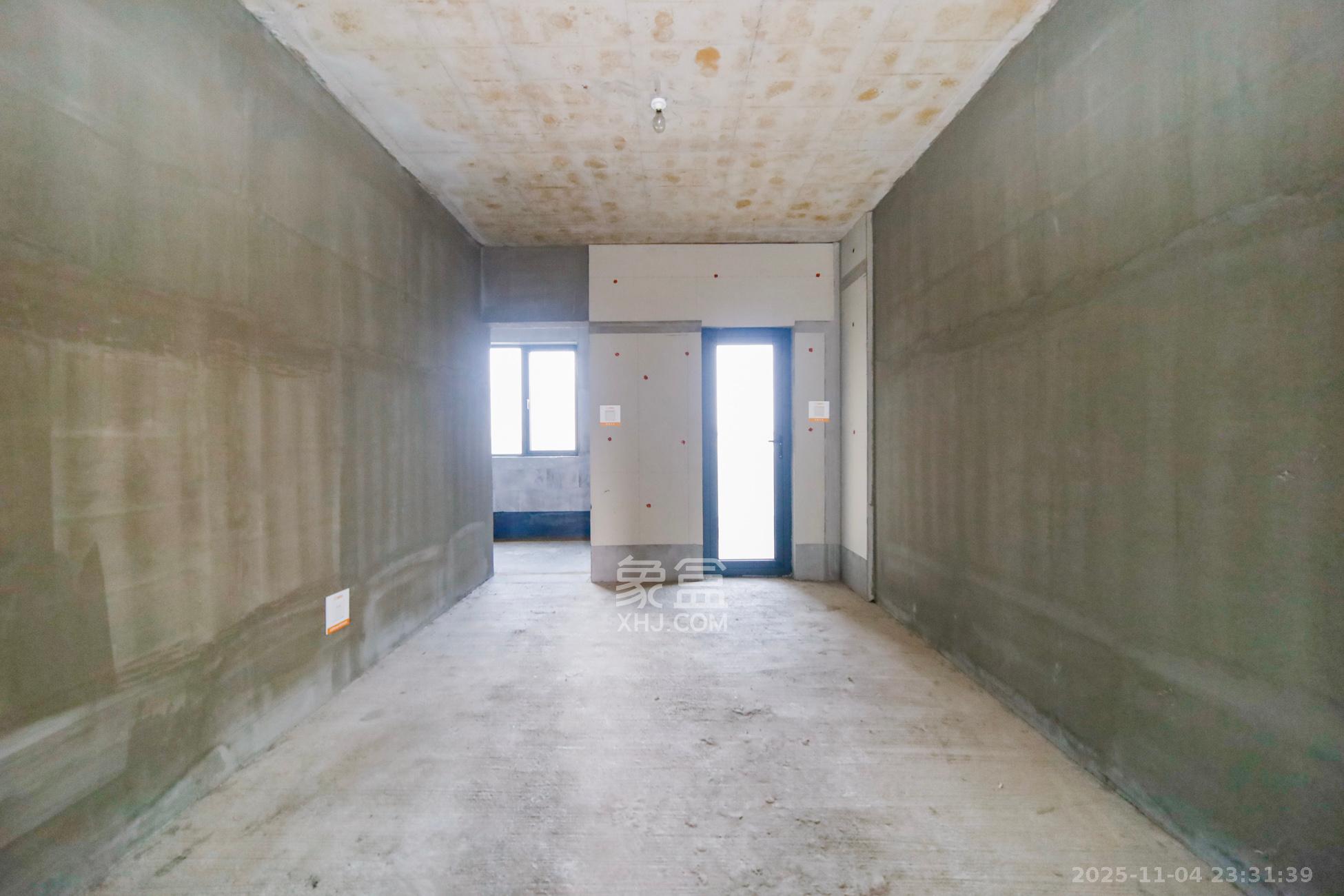 华润翡翠府  5室2厅2卫    248.0万客厅