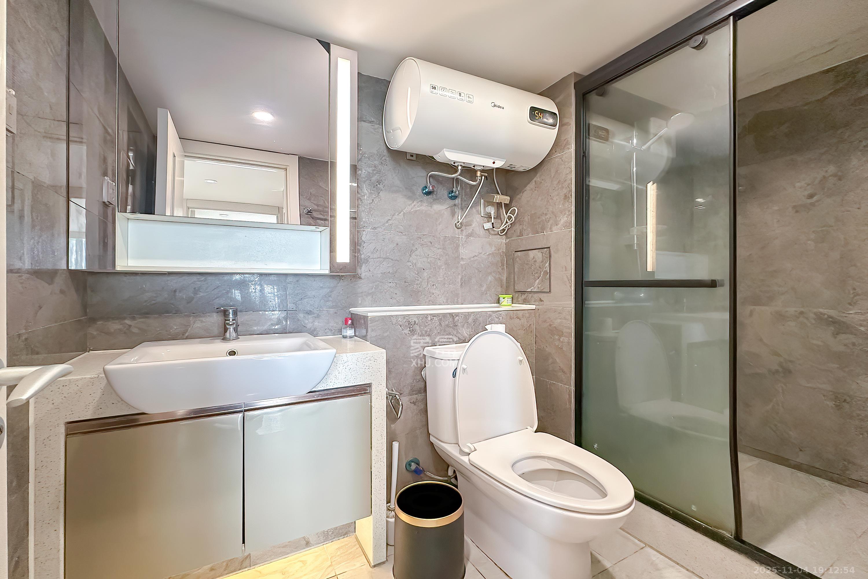 华远华时代  3室2厅2卫    98.0万卫生间