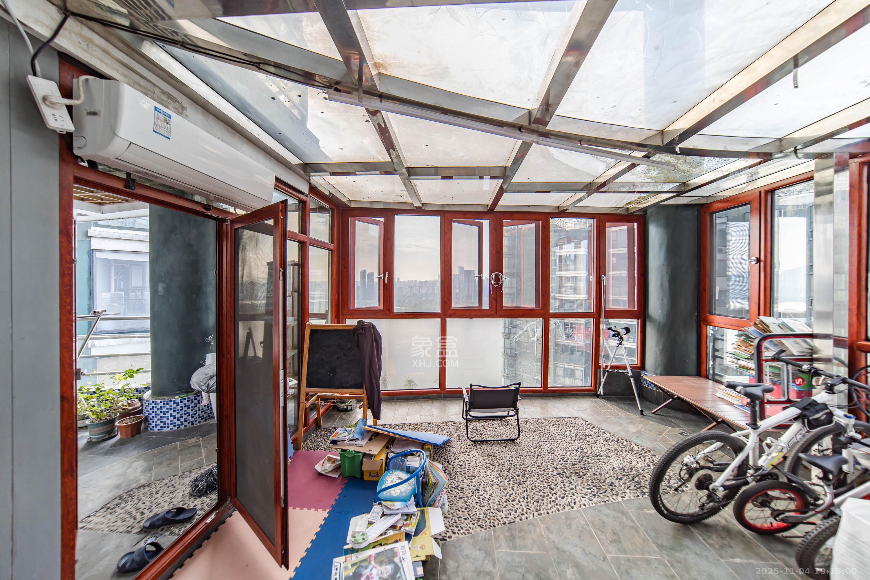 华盛新外滩  4室2厅1卫    230.0万阳台