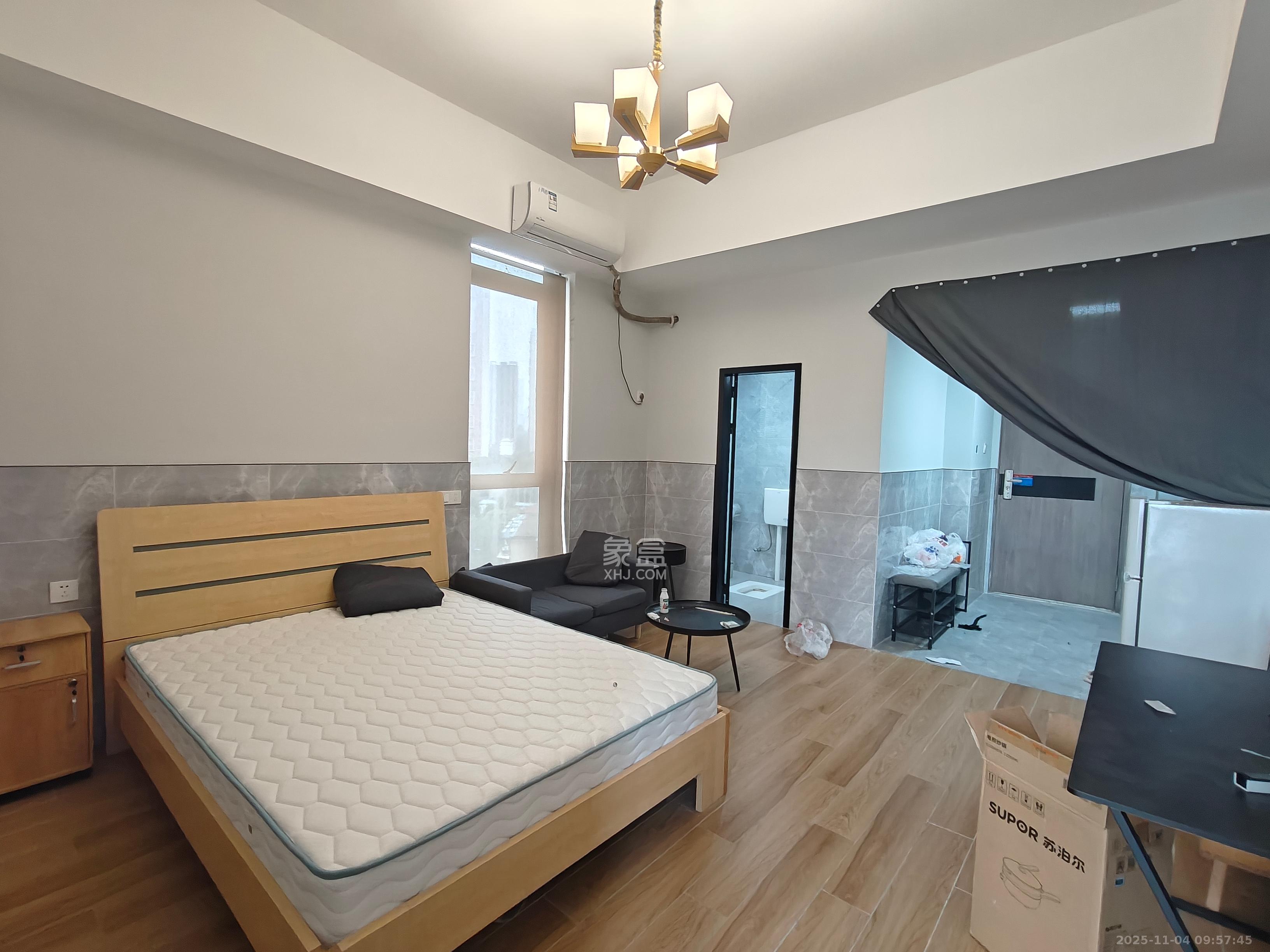 新世界广场  1室1厅1卫    1400.0元/月