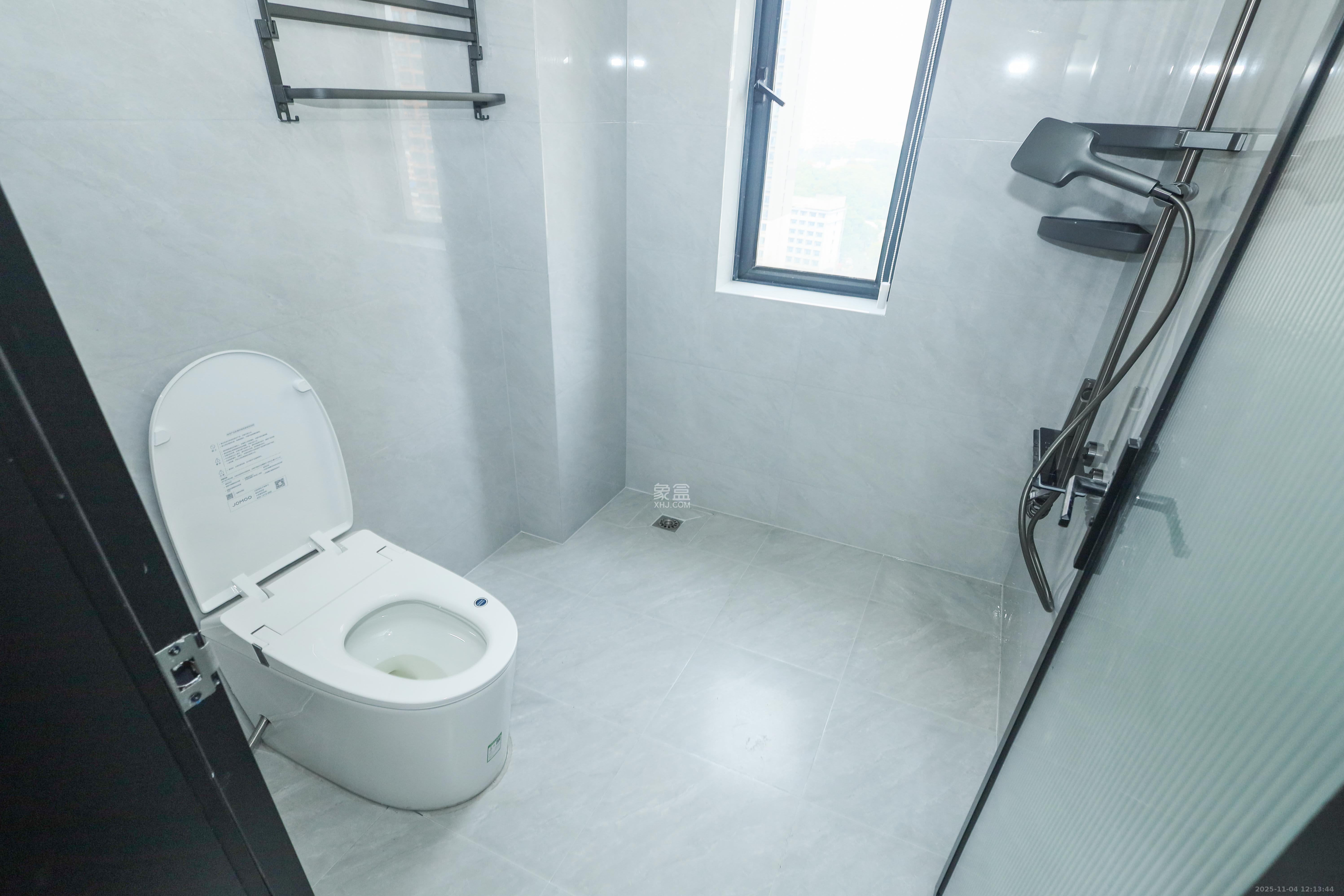 好莱城（弘德西街）  4室2厅2卫    132.8万卫生间