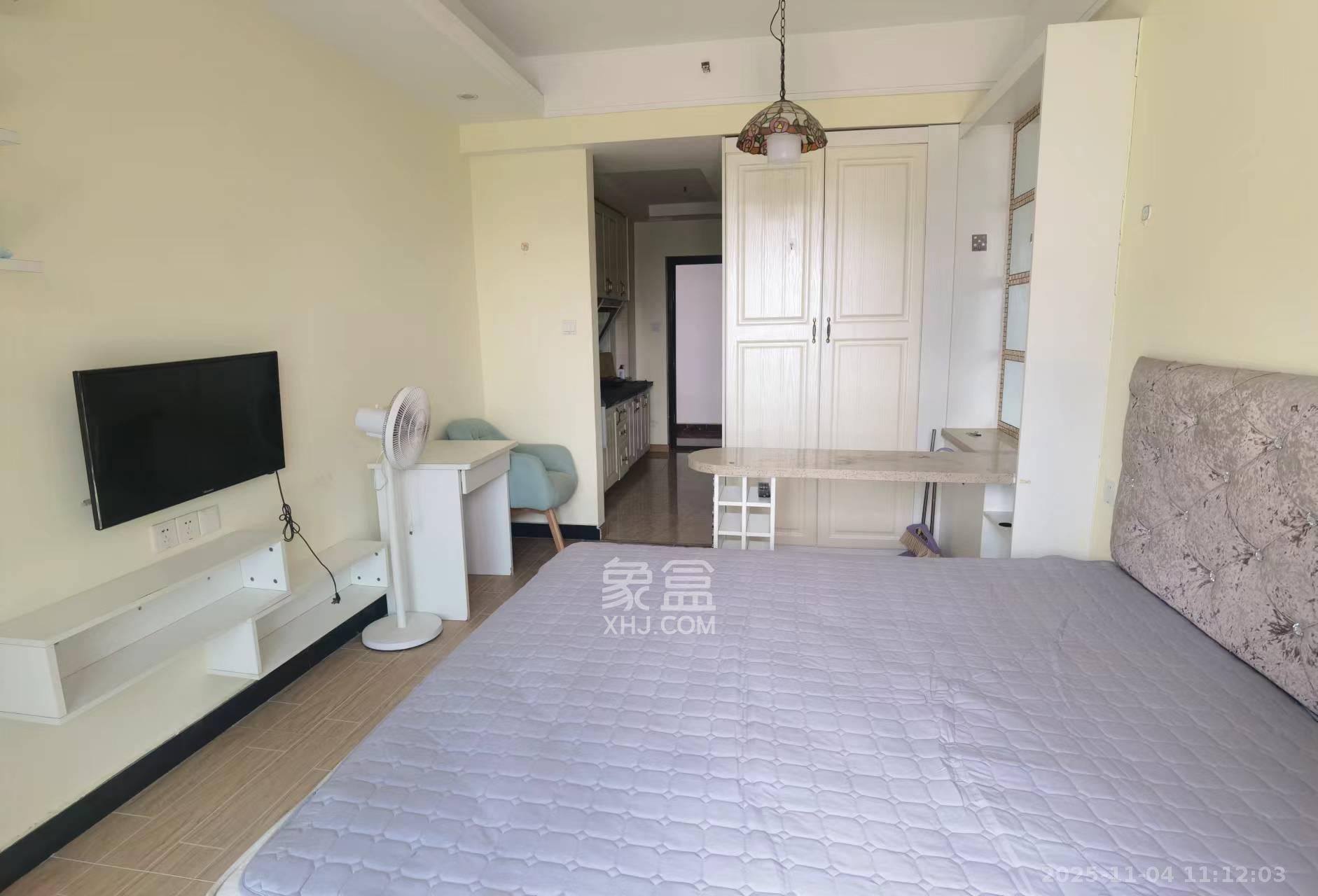 绿地中央广场  1室1厅1卫    1300.0元/月