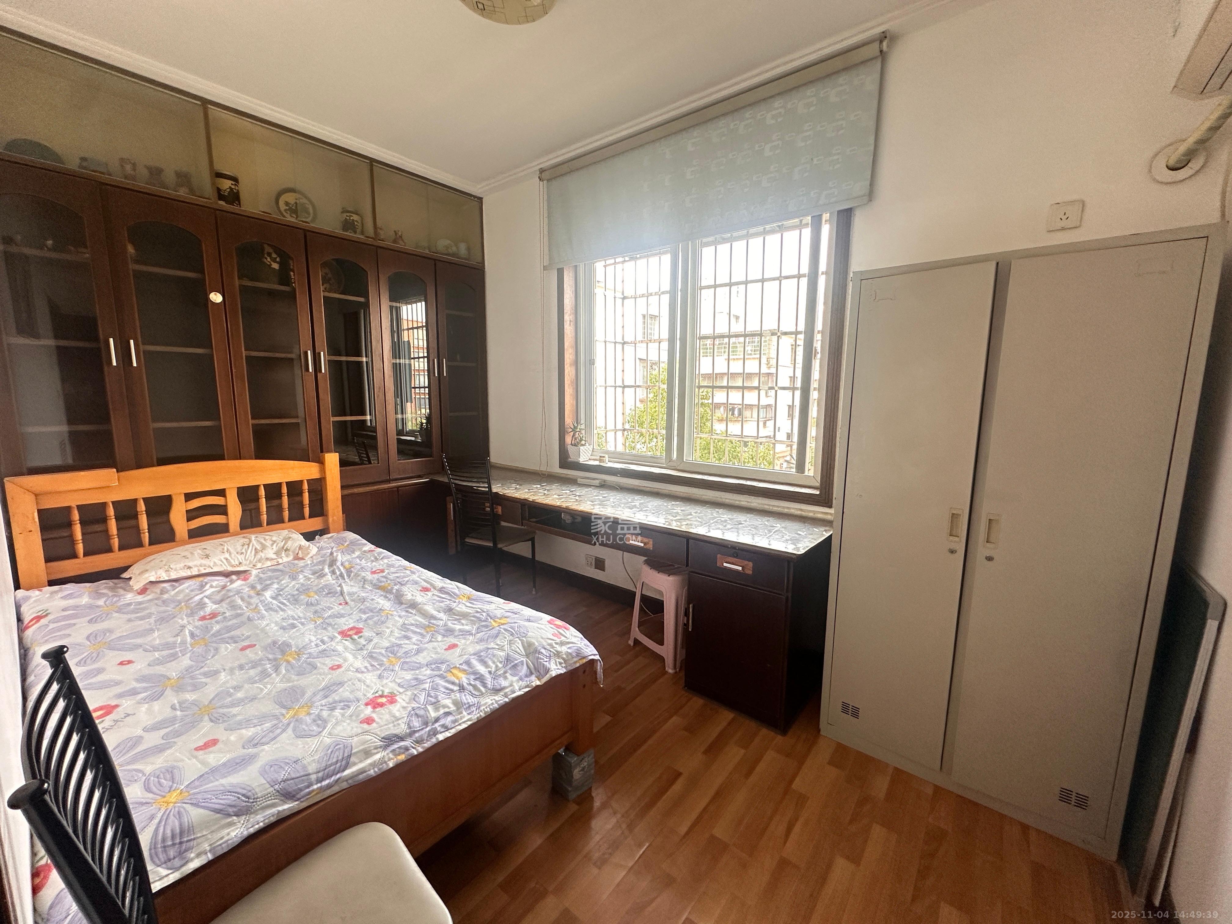 荷花园小区（安置房小区）  3室2厅1卫    2200.0元/月室内图