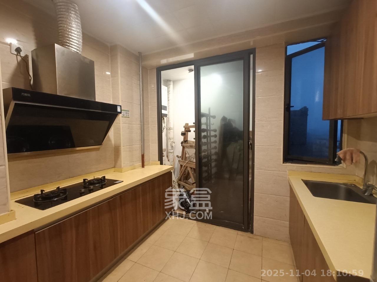 麓谷小镇  3室1厅2卫    2300.0元/月室内图