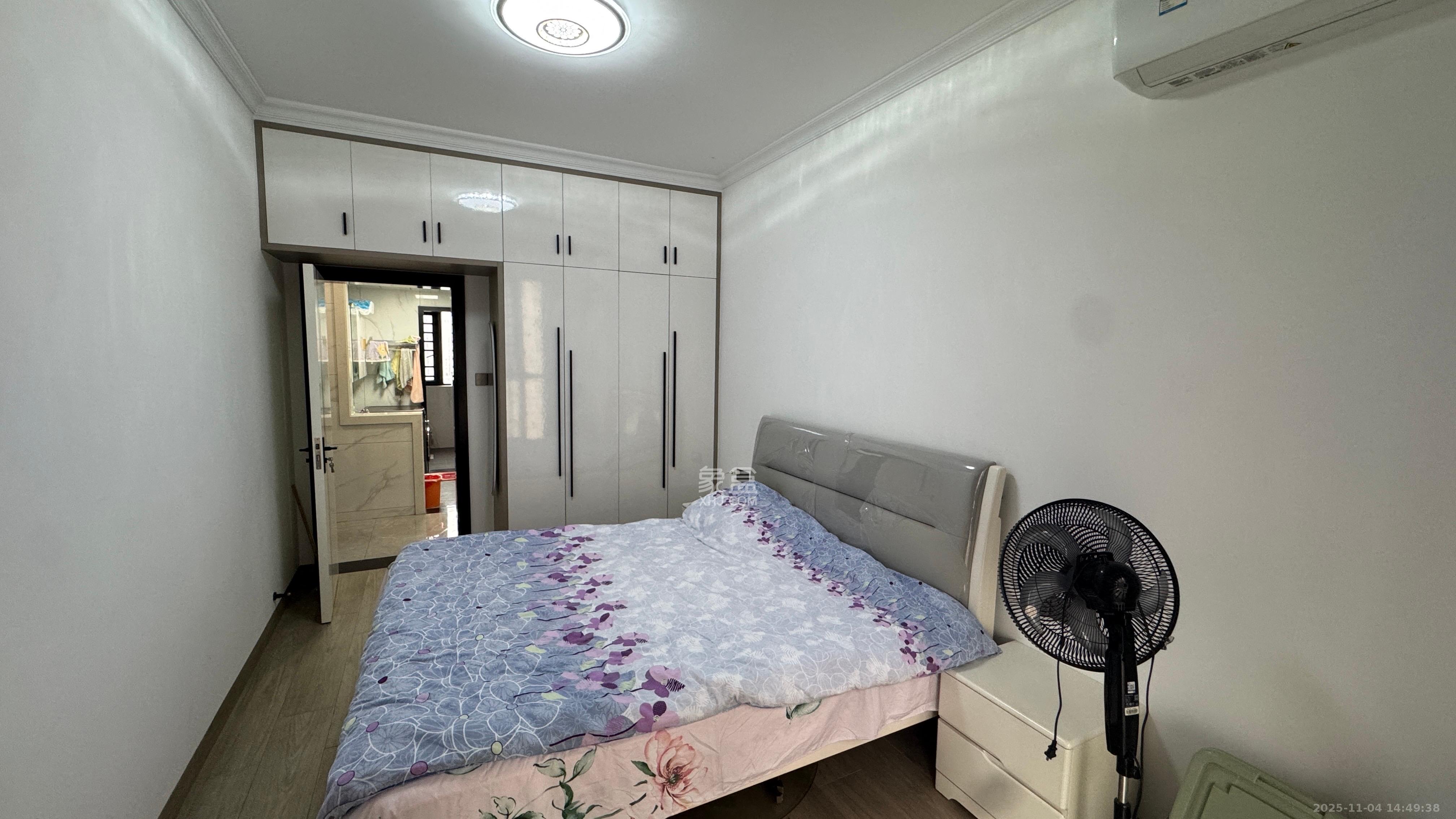 百合御都  3室2厅2卫    65.8万客厅