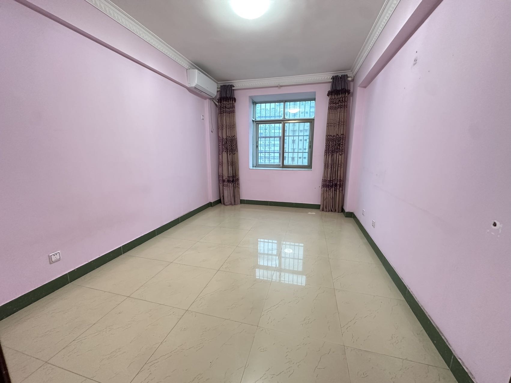 鑫华龙花园 1室0厅0卫 215.0万 鑫华龙花园 1室0厅0卫 215.0万客厅