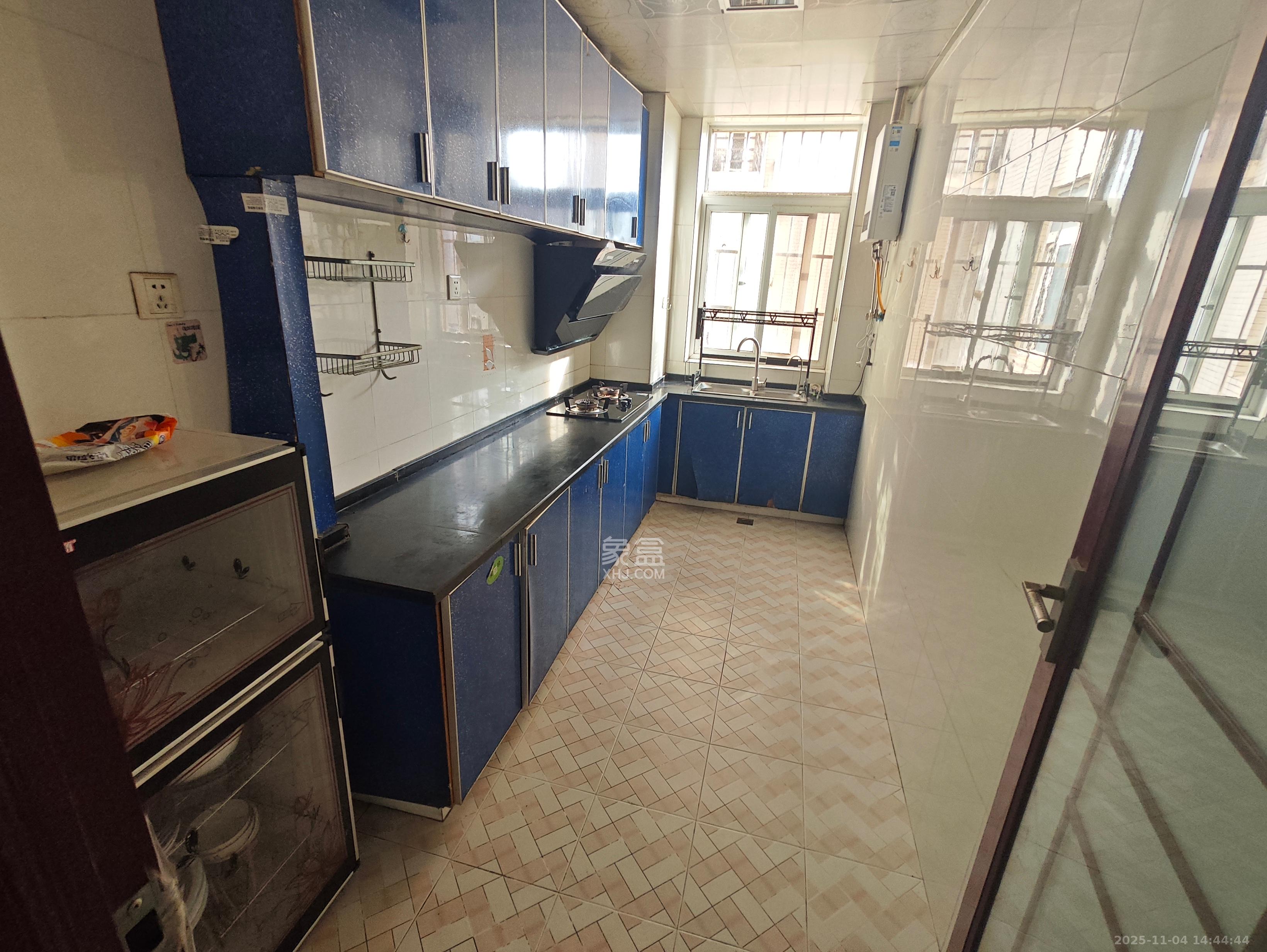 黎郡新宇康景园  3室2厅2卫    2400.0元/月室内图