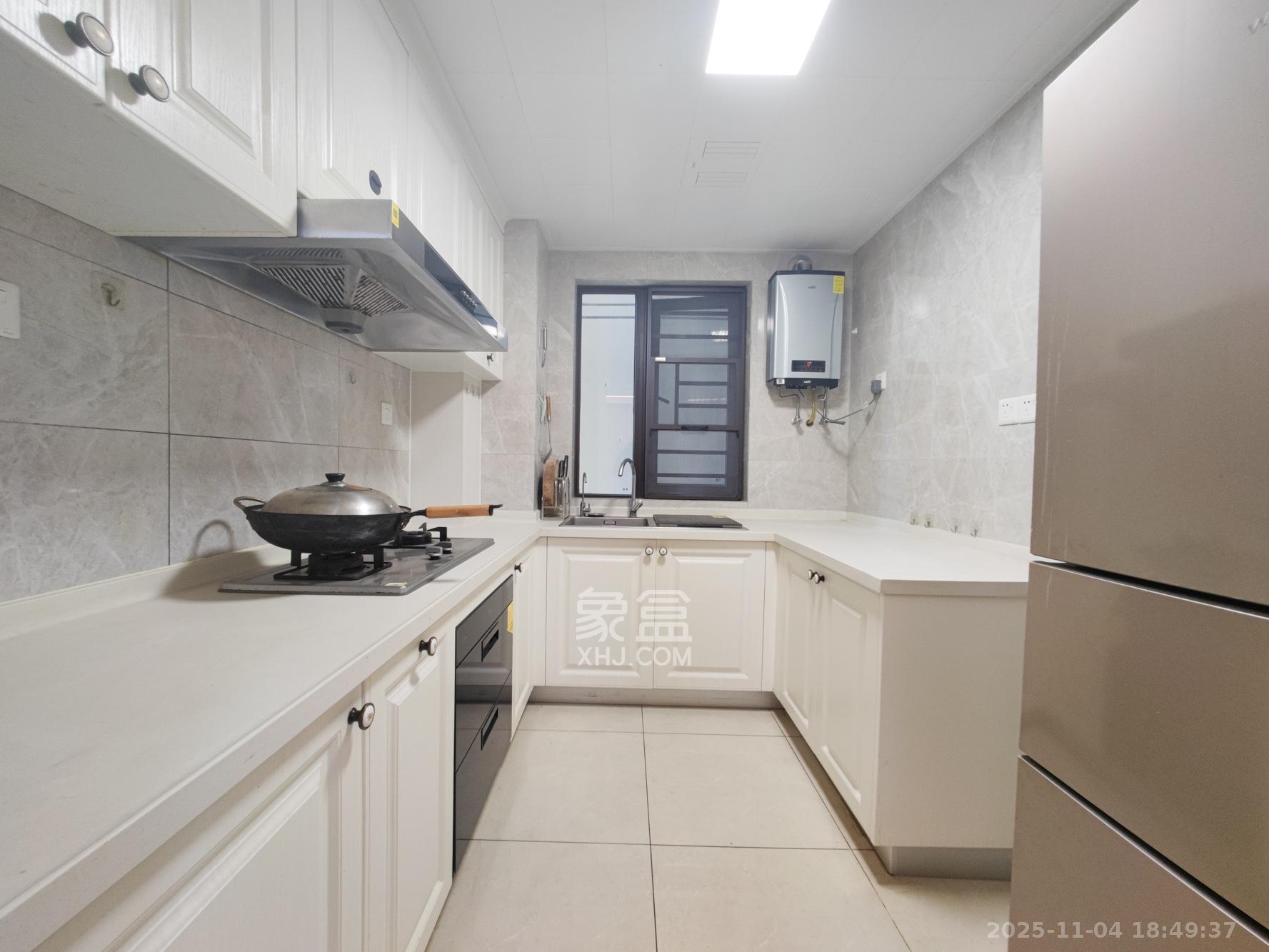 中海珑悦府 4室2厅2卫 120.0万 中海珑悦府 4室2厅2卫 120.0万厨房