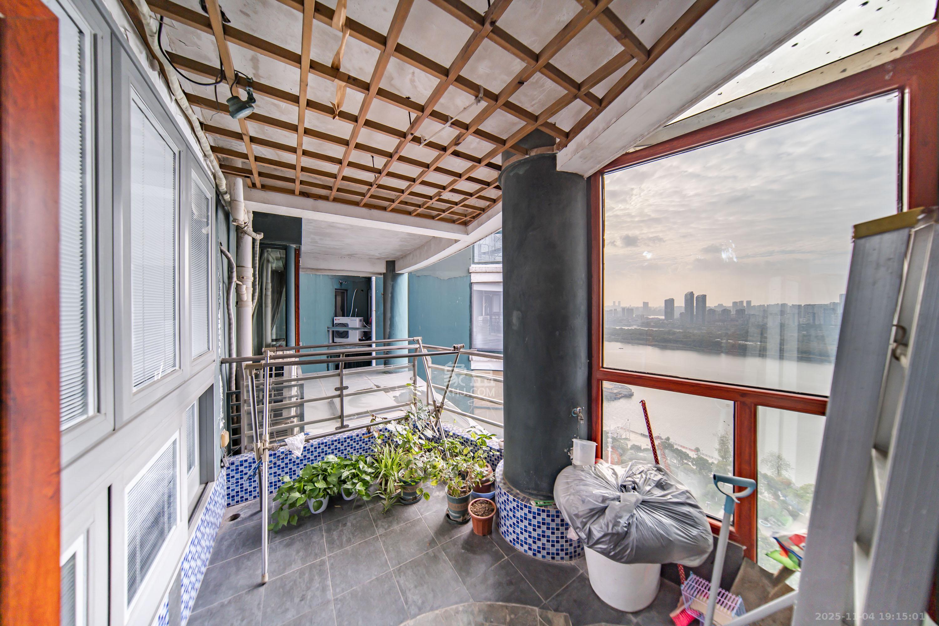 华盛新外滩  4室2厅1卫    230.0万阳台