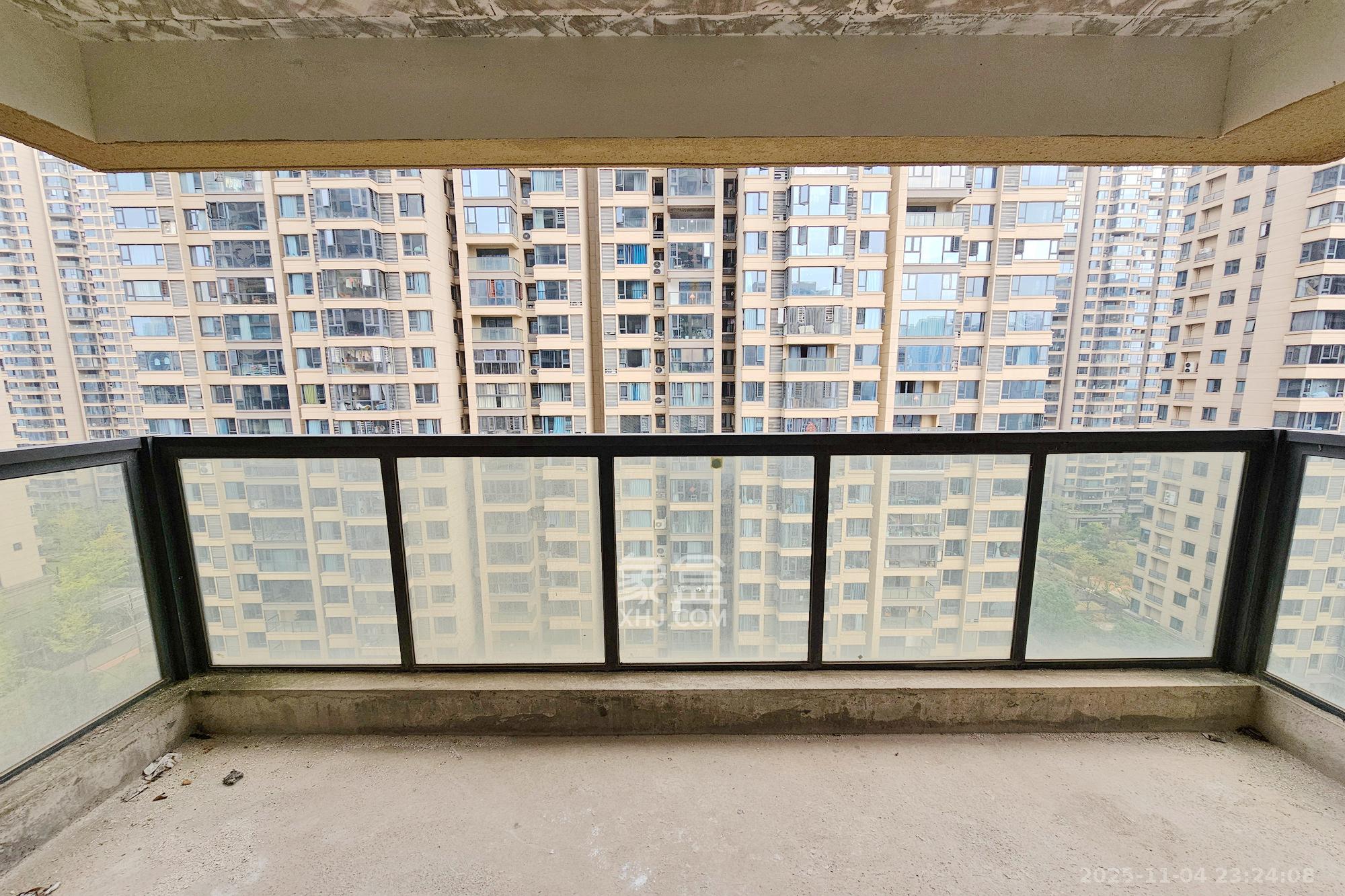 长房东旭国际  4室2厅2卫    145.0万阳台