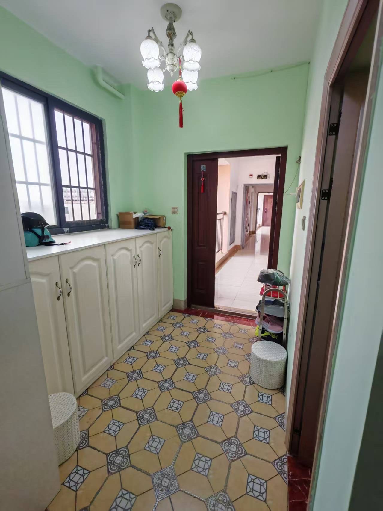 滨江花城  3室2厅1卫    118.0万客厅