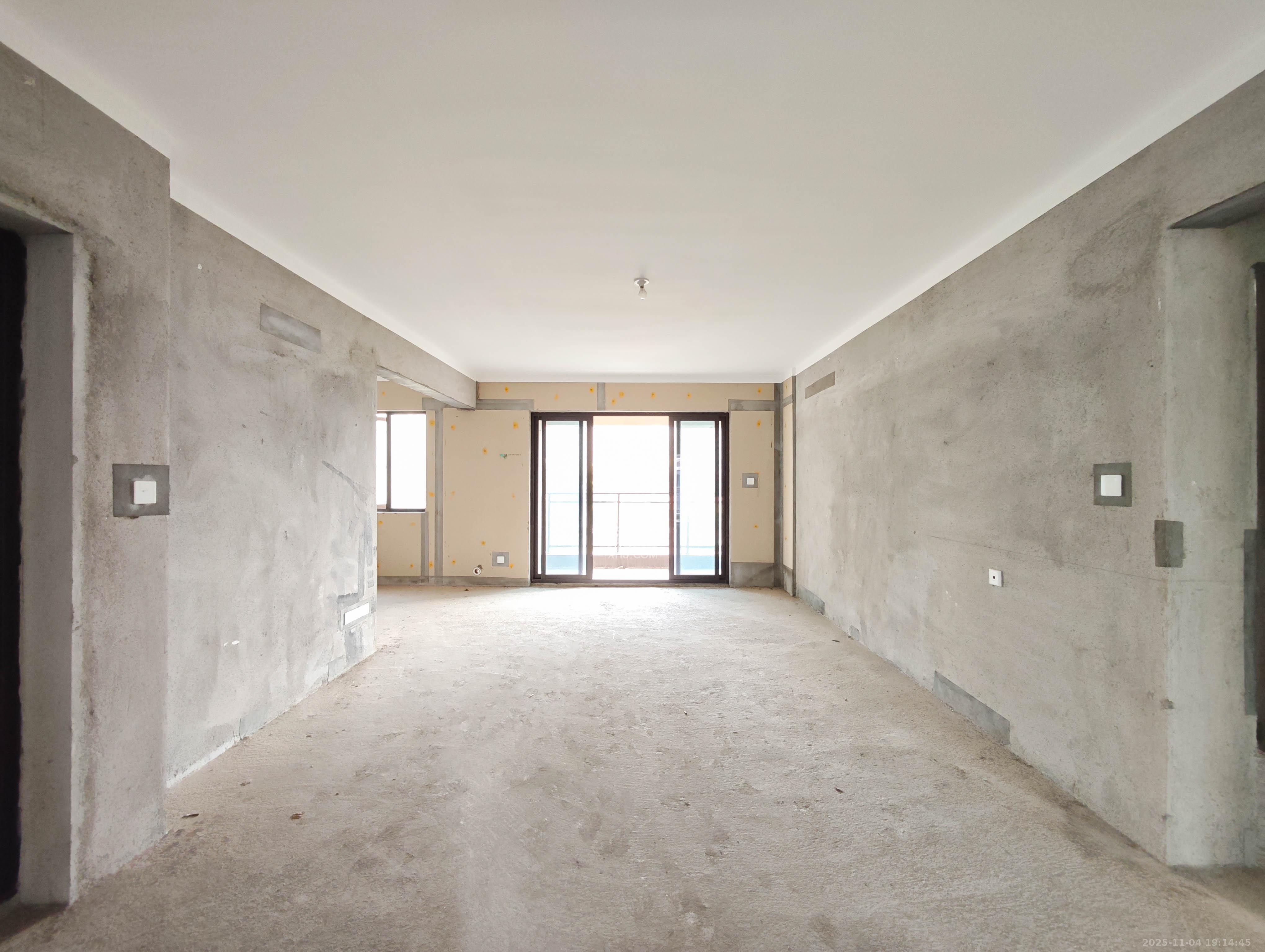 保利城(中航城国际社区、郡原美村) 4室2厅2卫 148.0万 保利城(中航城国际社区、郡原美村) 4室2厅2卫 148.0万客厅