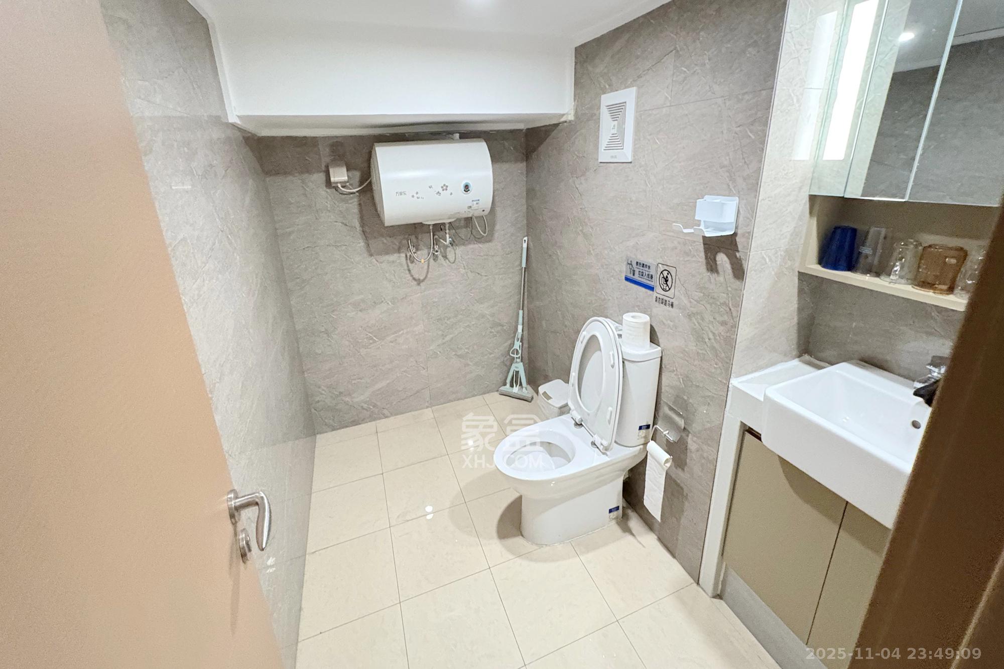 华远云玺公寓  4室2厅2卫    200.0万卫生间