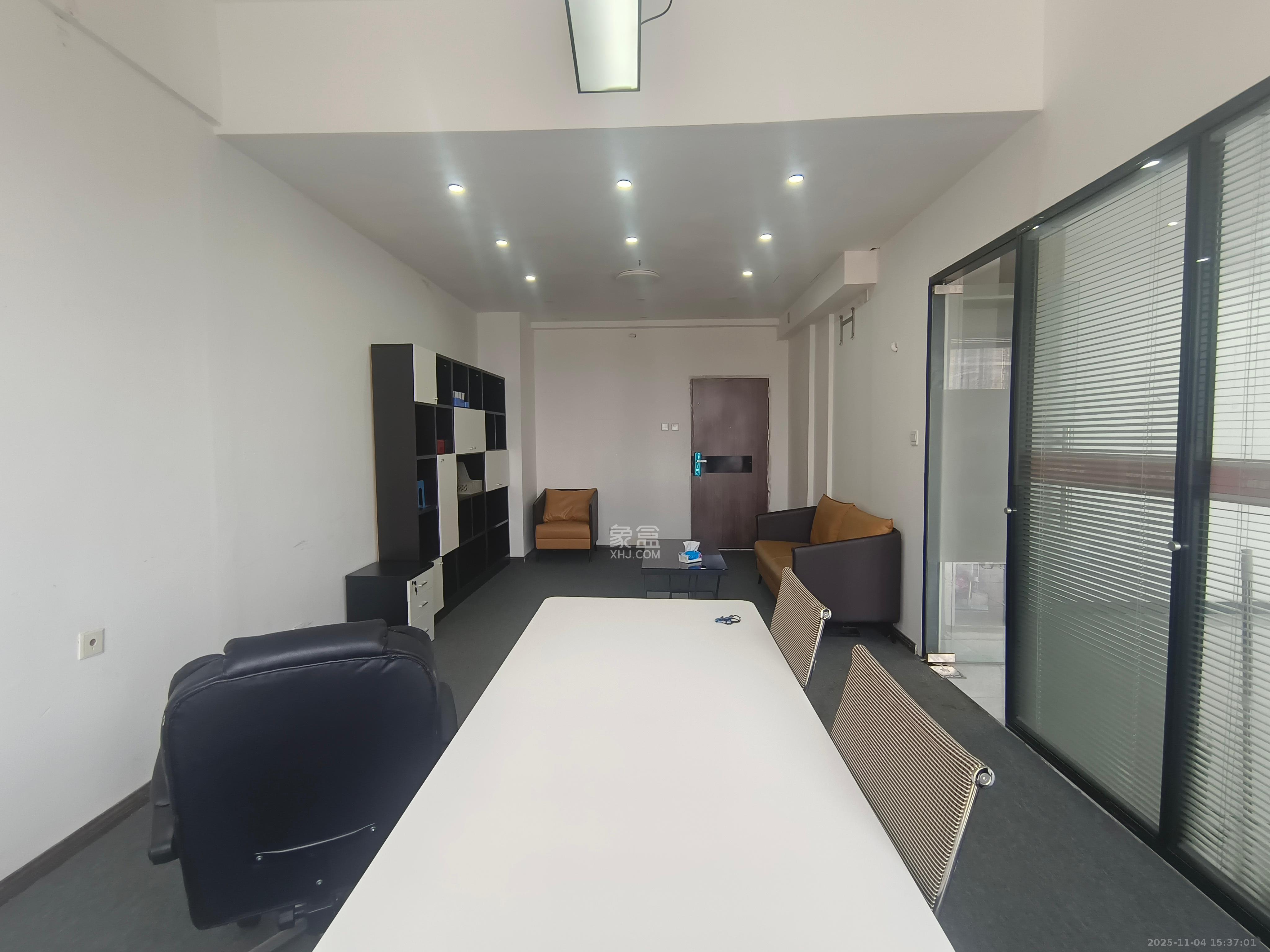 新世界广场  1室1厅1卫    7200.0元/月室内图