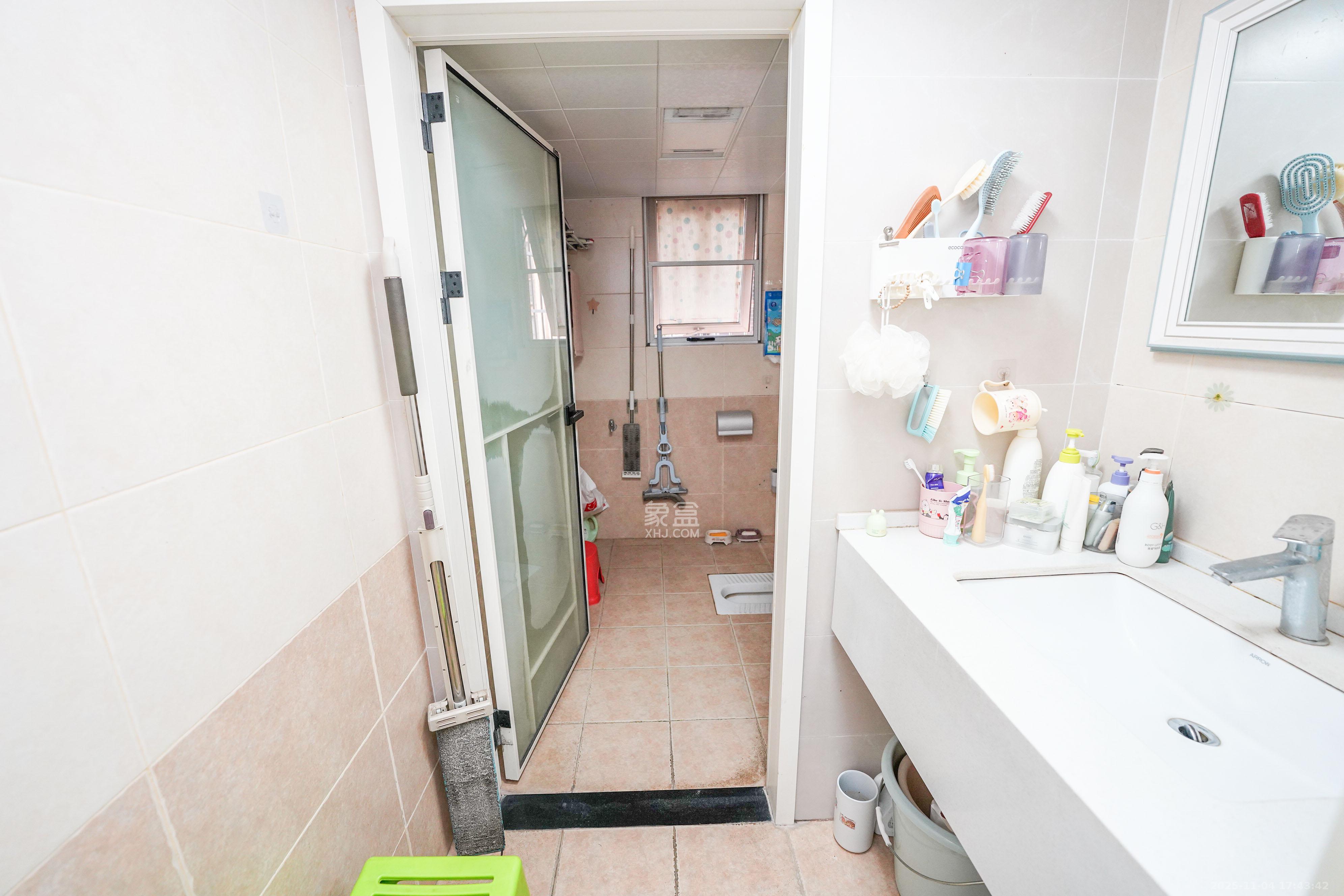 嘉华城（一期）  4室2厅2卫    126.0万卫生间