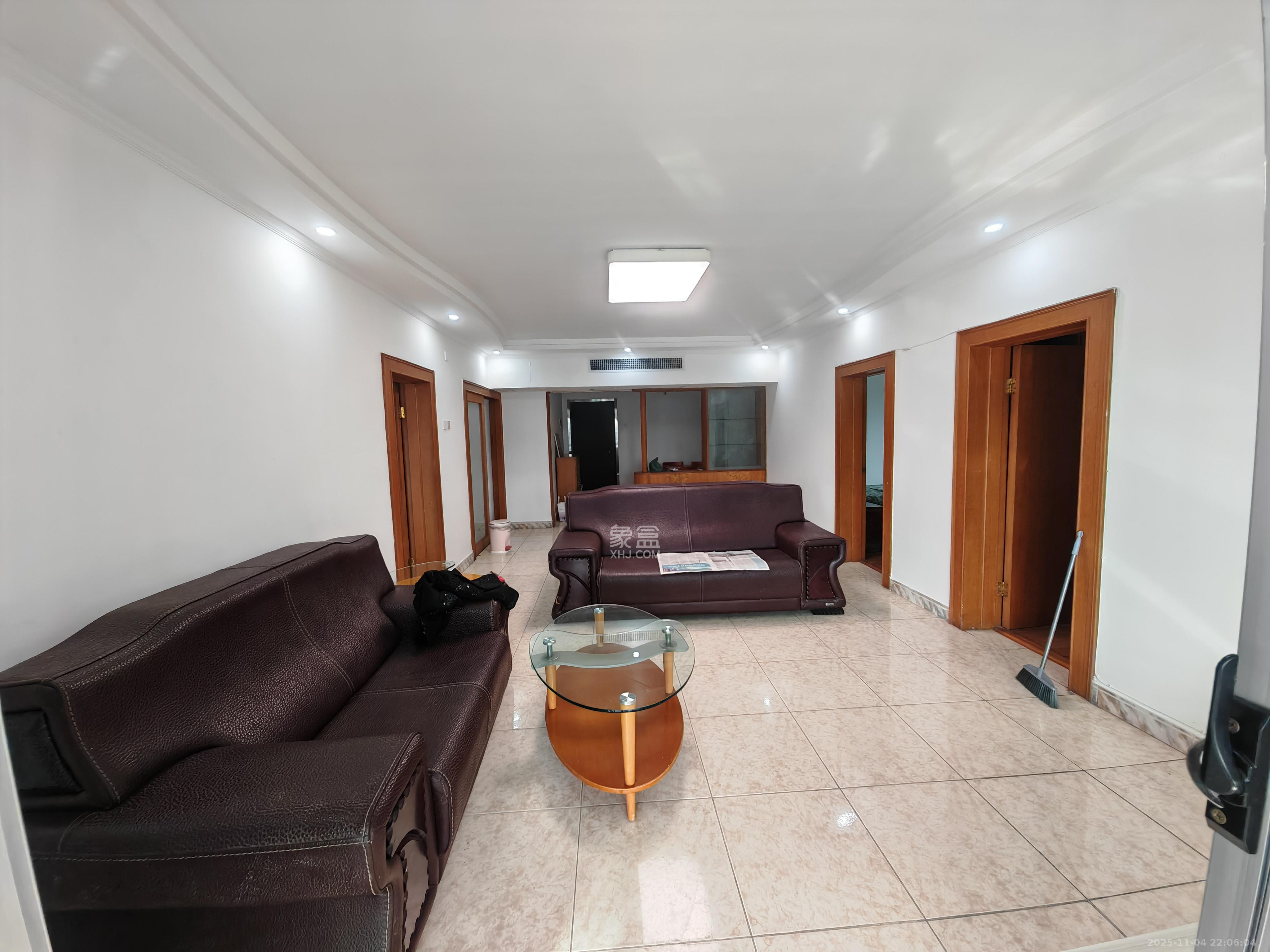 中国农业发展银行机关宿舍  3室2厅2卫    3200.0元/月