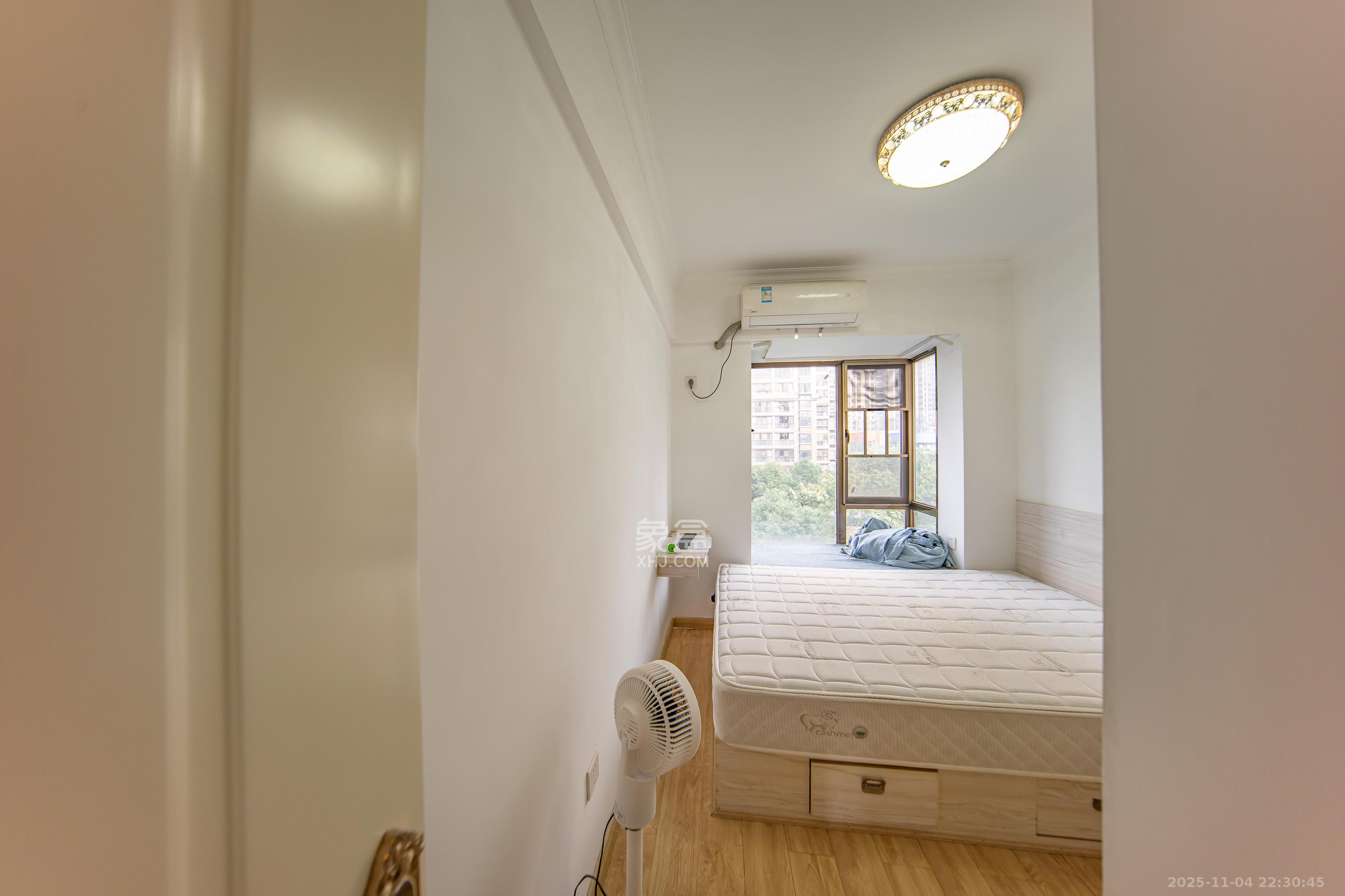 江山帝景哈佛  3室2厅2卫    106.0万卧室