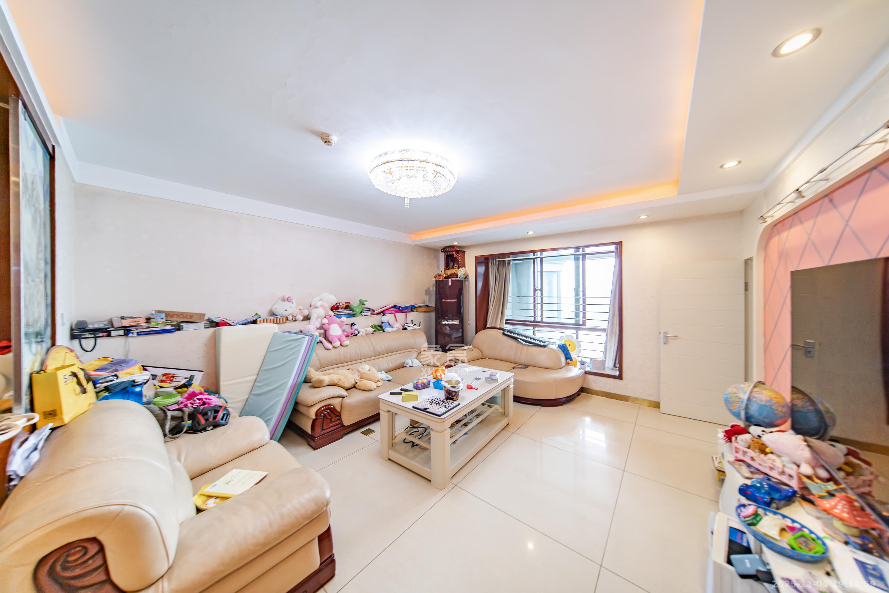 华盛新外滩  4室2厅1卫    230.0万客厅