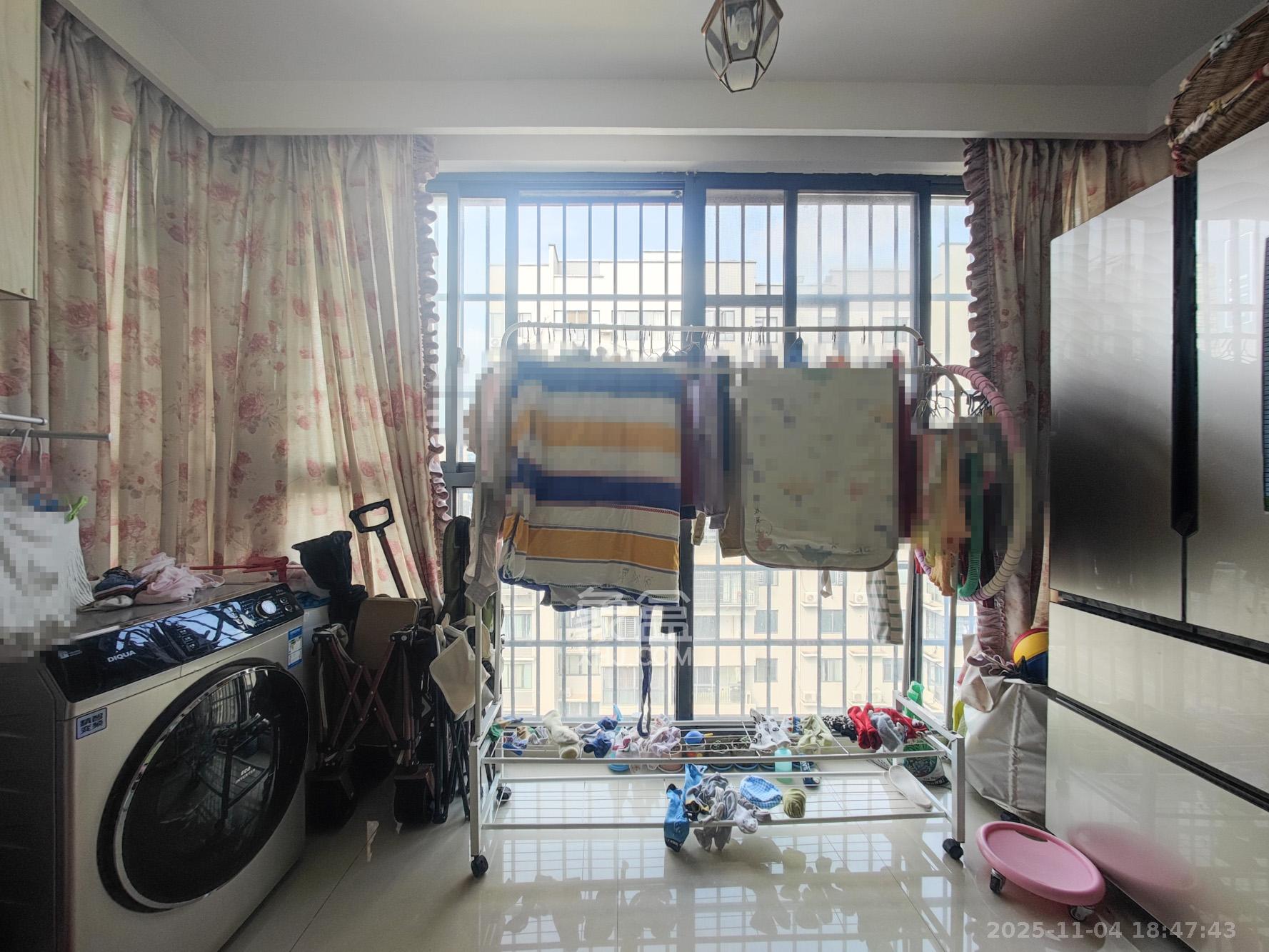 华银天际  3室2厅2卫    70.0万阳台