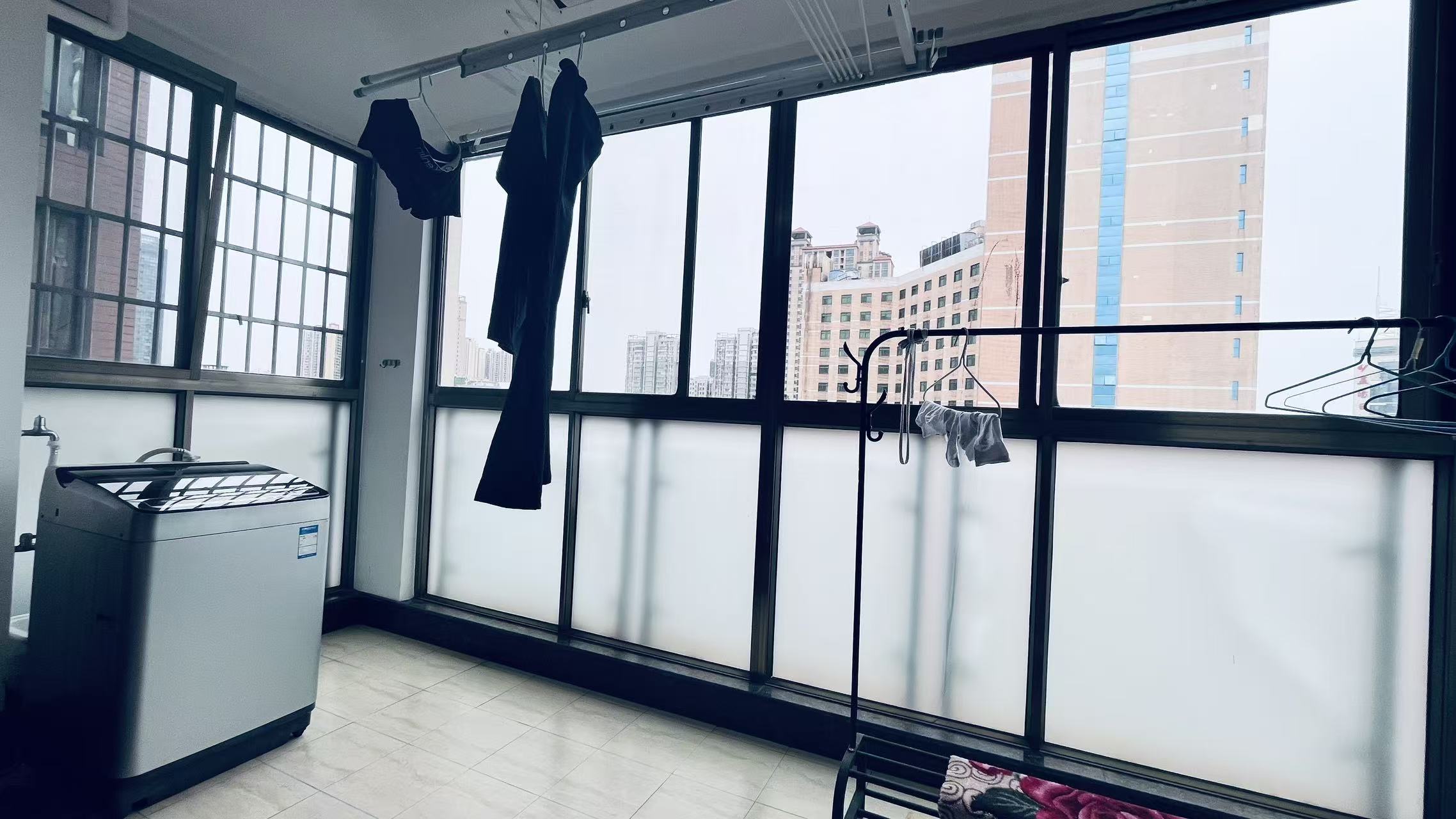 华天壹号公馆  3室2厅2卫    1800.0元/月