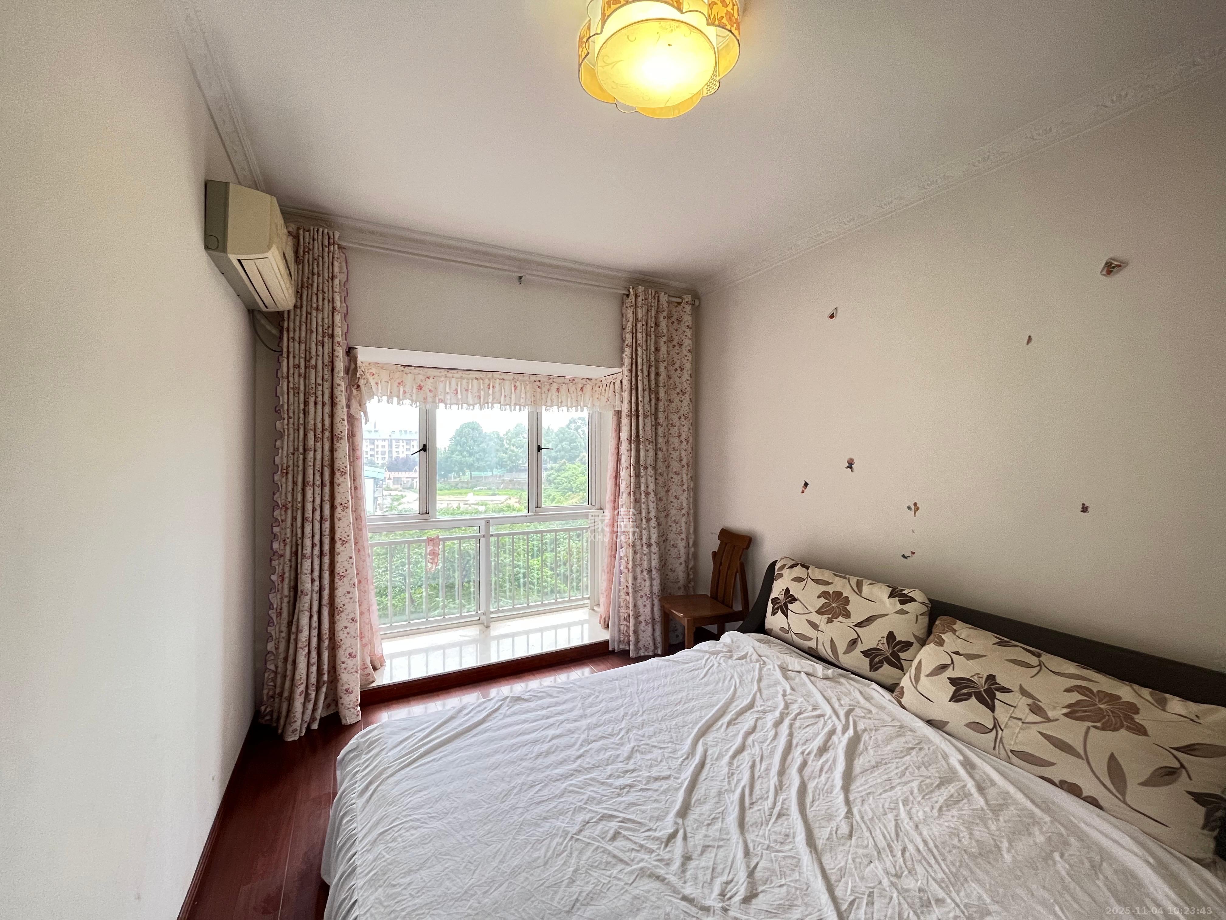 西点公园里  3室2厅2卫    2800.0元/月室内图