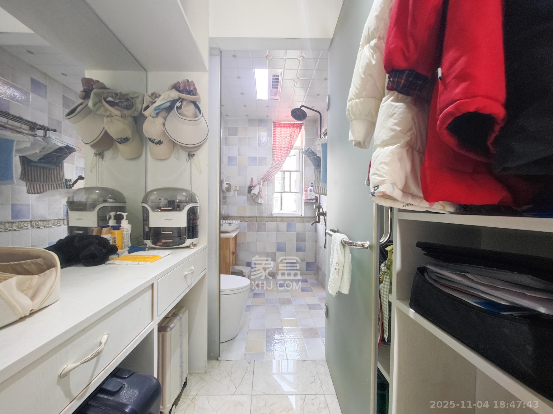 华银天际  3室2厅2卫    70.0万卫生间