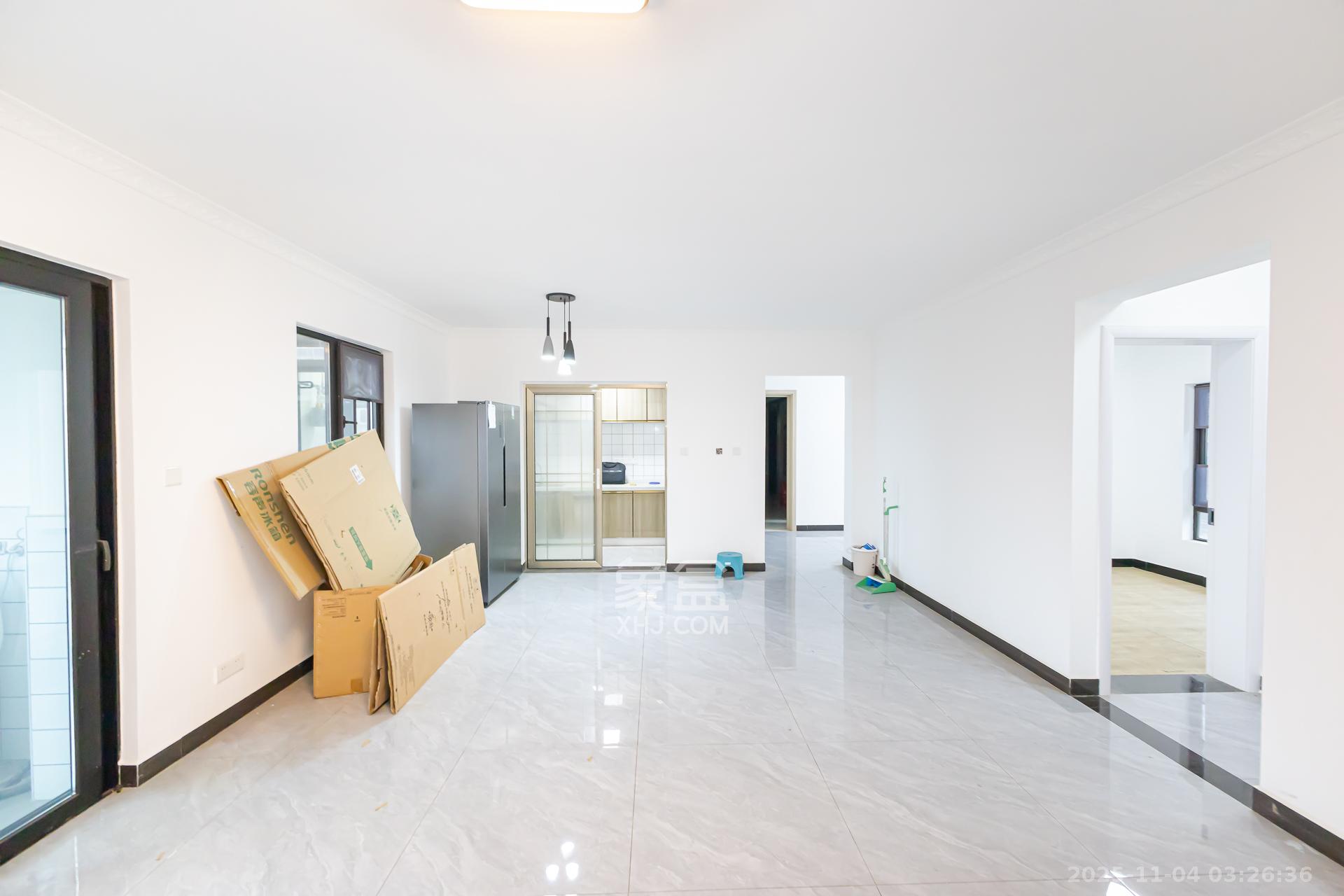 时代倾城三期  4室2厅2卫    90.0万客厅