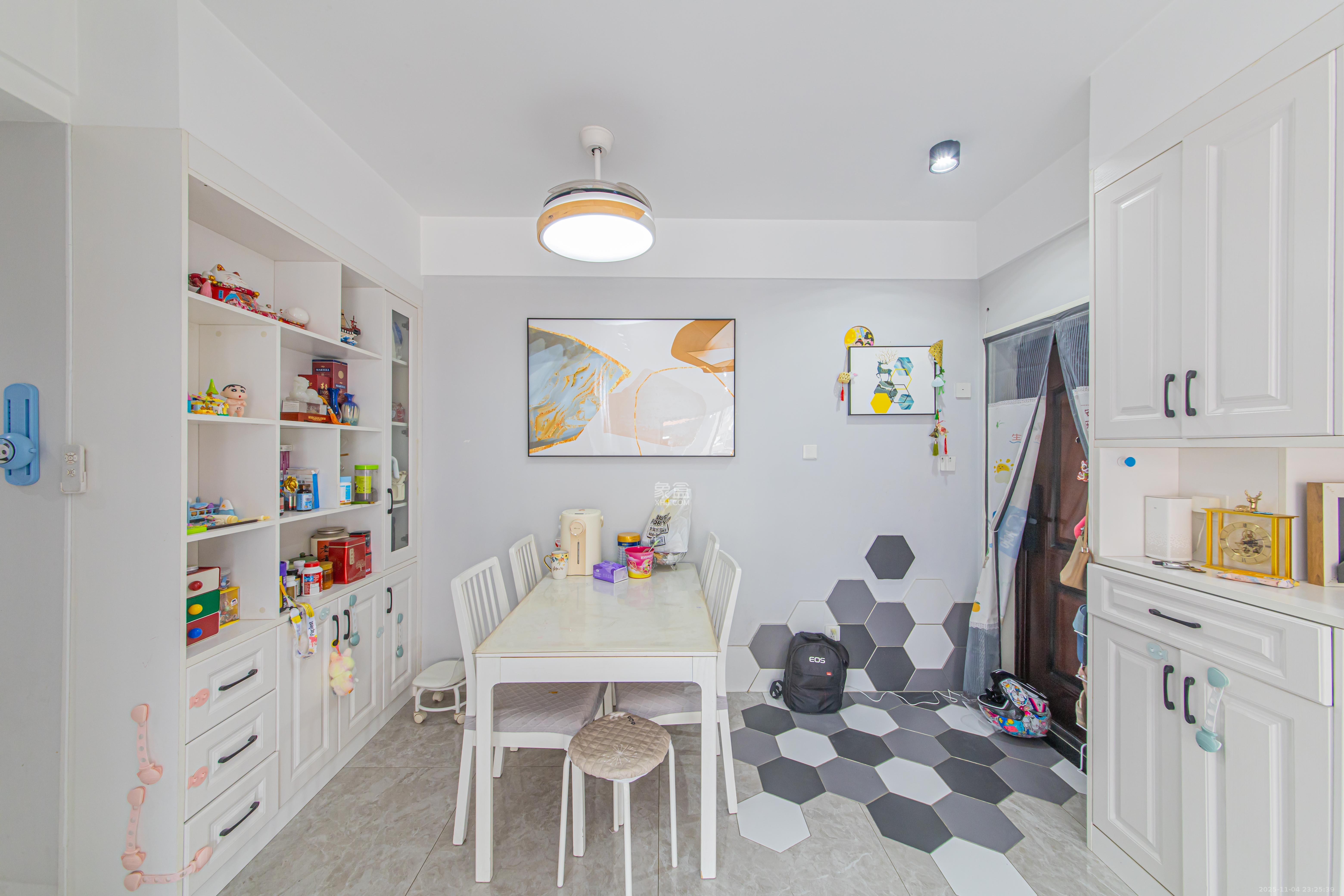 中信文化广场(中信新城二期) 3室2厅1卫 80.0万 中信文化广场(中信新城二期) 3室2厅1卫 80.0万客厅