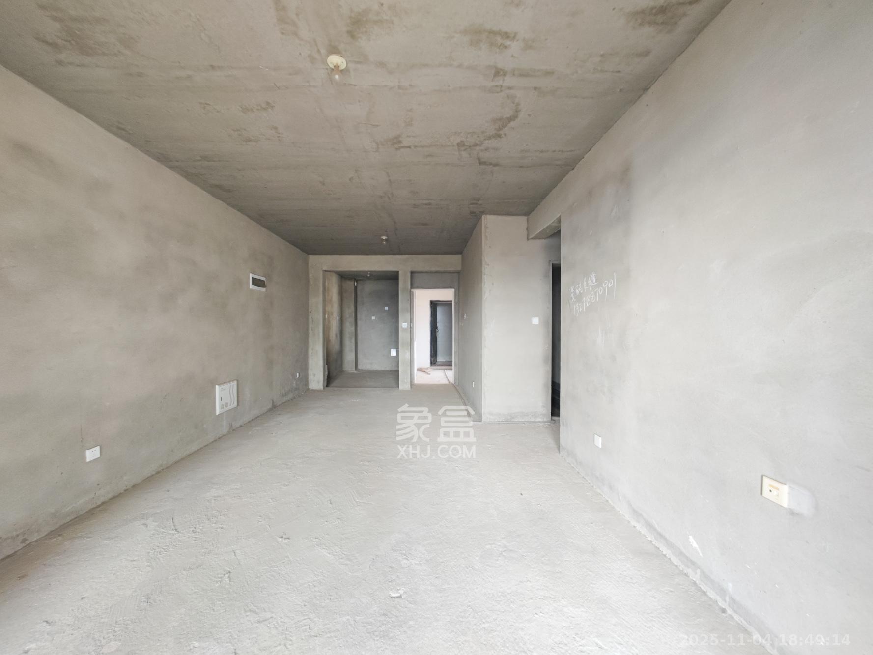 西湖鸿运佳苑 3室2厅2卫 75.0万 西湖鸿运佳苑 3室2厅2卫 75.0万客厅